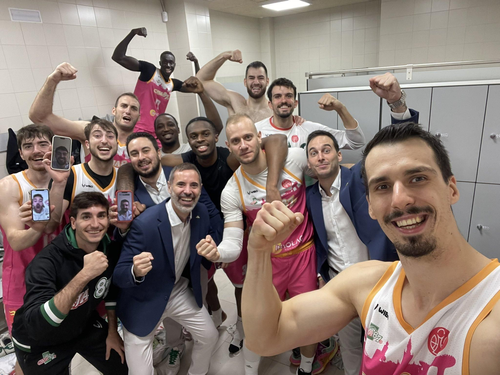 El Caja 87 posa en el vestuario tras su victoria en Sarriguren.