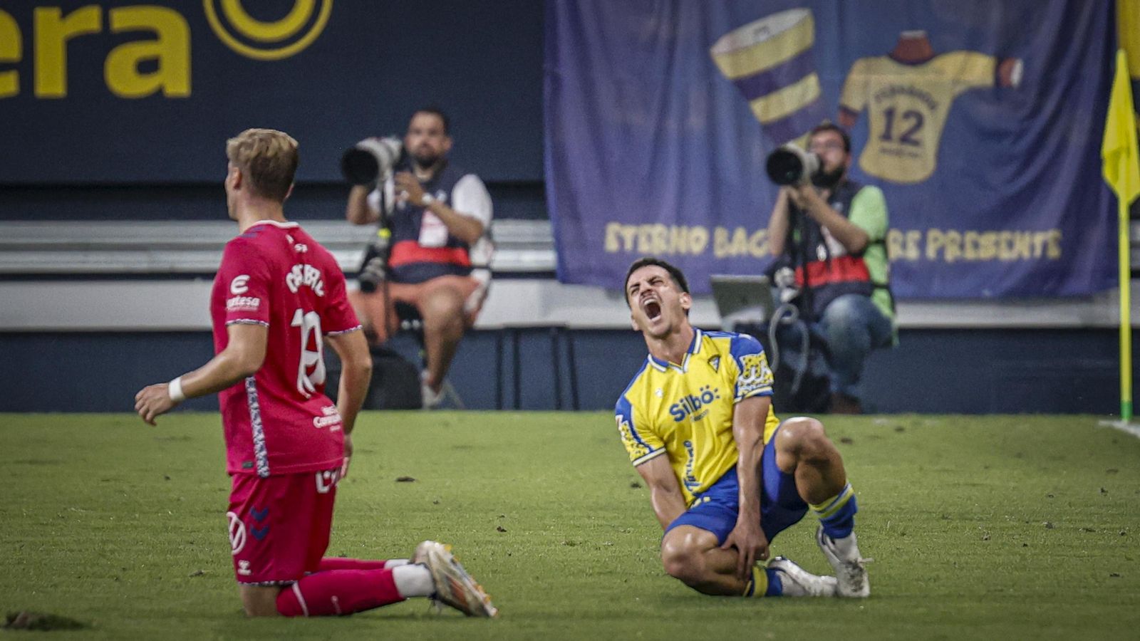 Búscate entre las fotos del partido de fútbol Cádiz CF - CD Tenerife de la Liga Hypermotion
