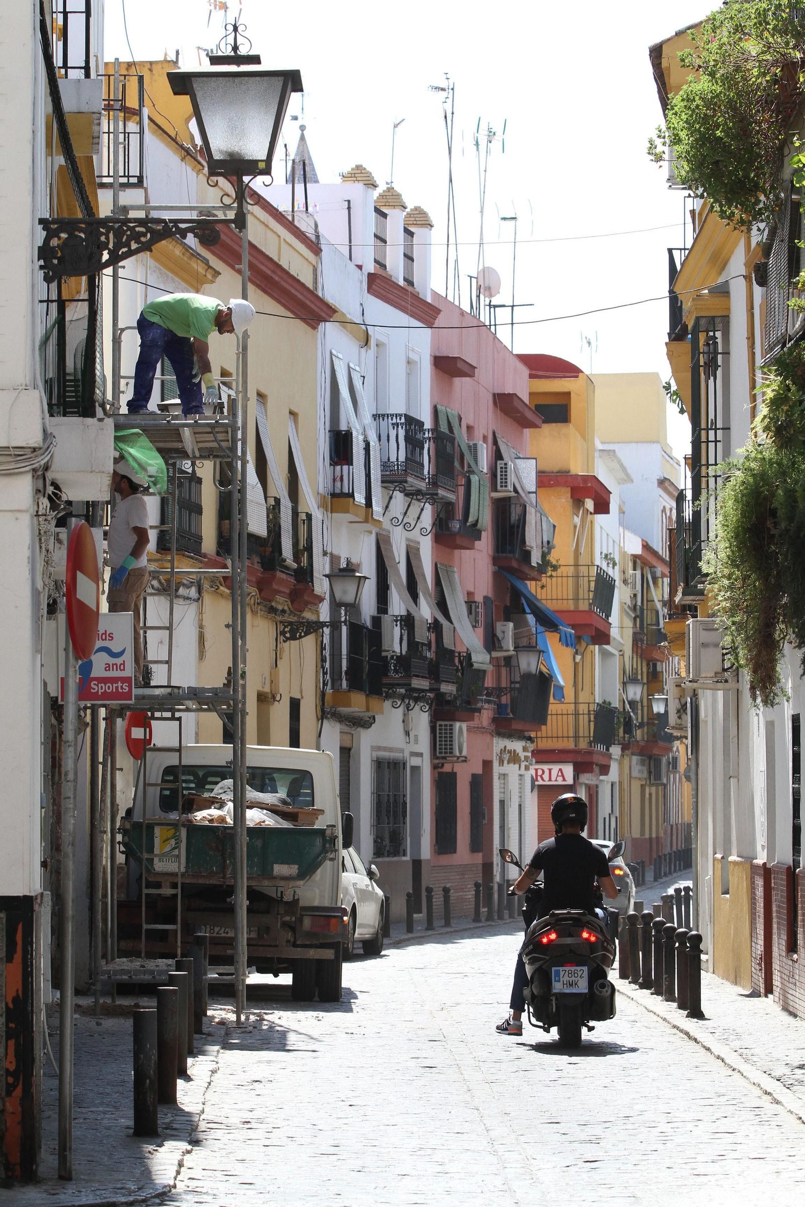 Un motociclista circula por Rodrigo de Triana.