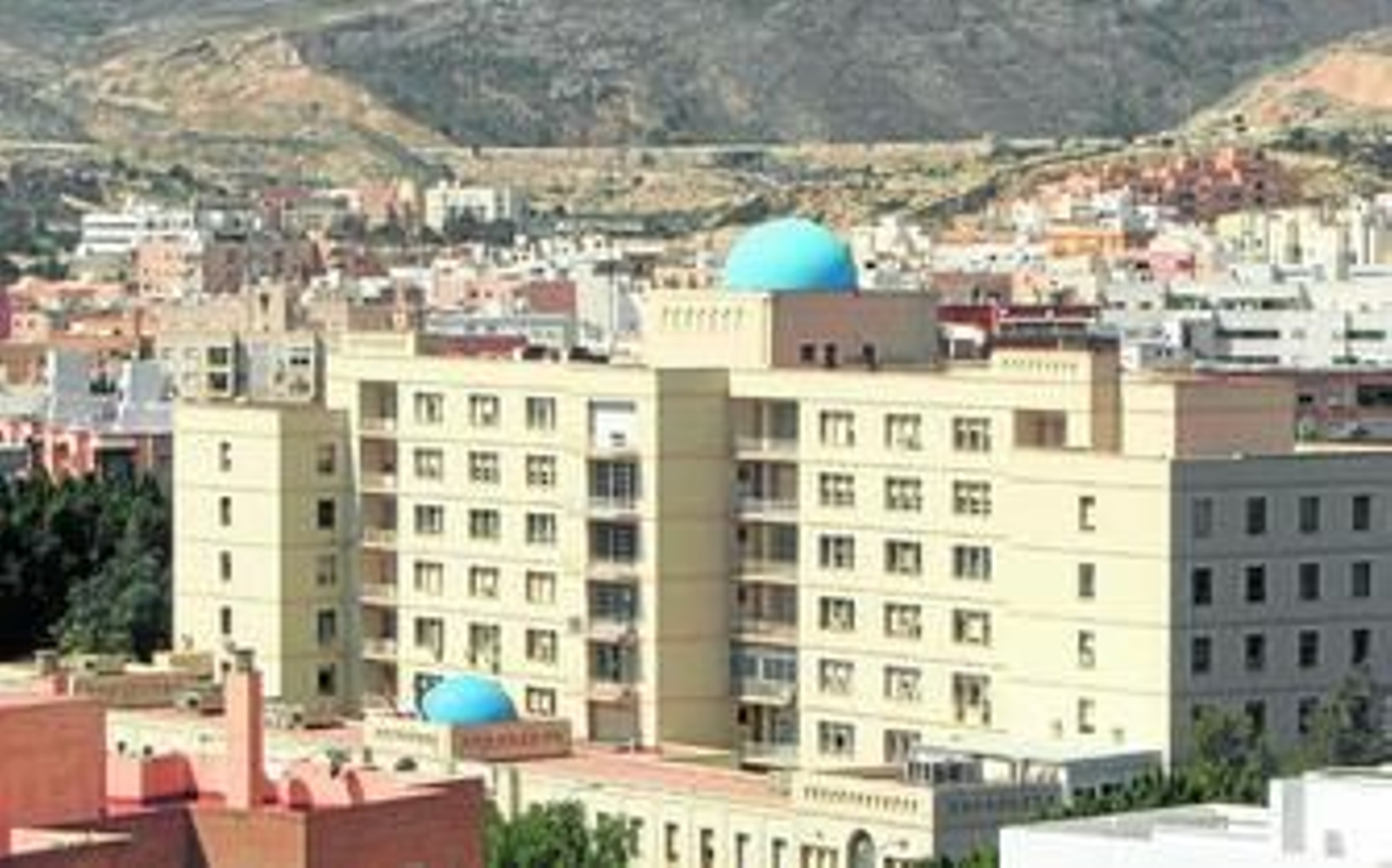 El edificio de la Bola Azul en la capital almeriense construido en el año 1950.