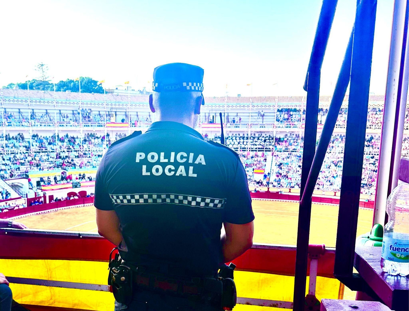 Un agente de la Policía Local, en la Plaza de Toros.