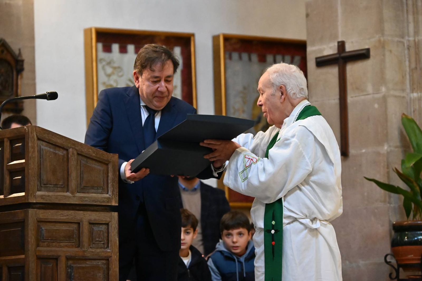 Las imágenes del homenaje de Villa del Río a su párroco emérito, Manuel Tirado Fernández