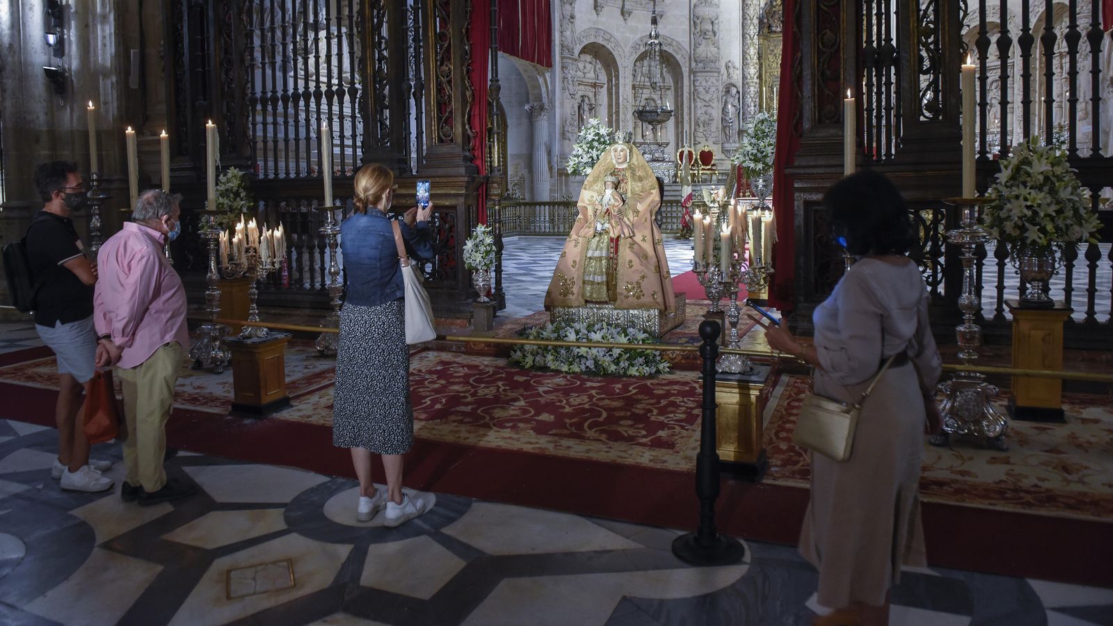 Los fieles y devotos ante la Virgen de los Reyes.