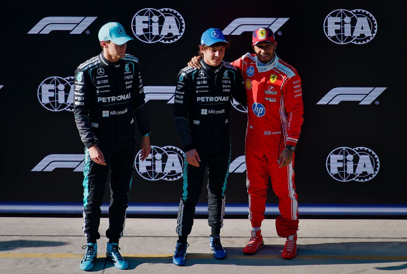 El italiano Andrea Kimi Antonelli, flanqueado por Russell y Hamilton.