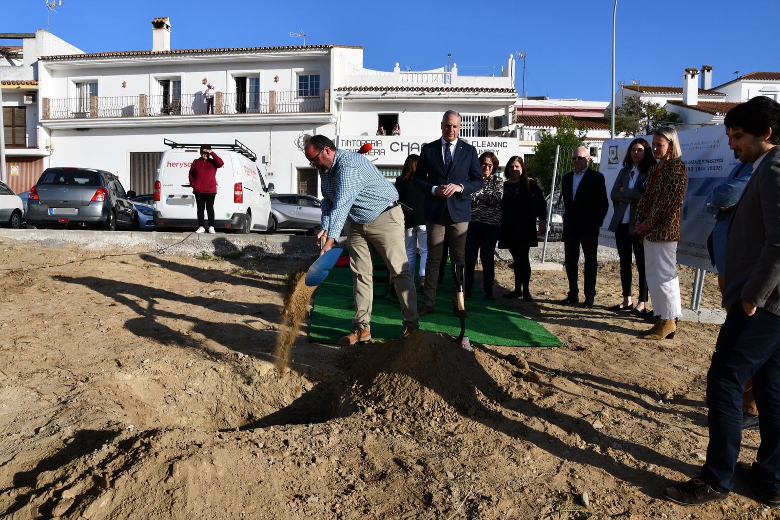 La puesta de la primera piedra de las viviendas, este jueves en Guadiaro.