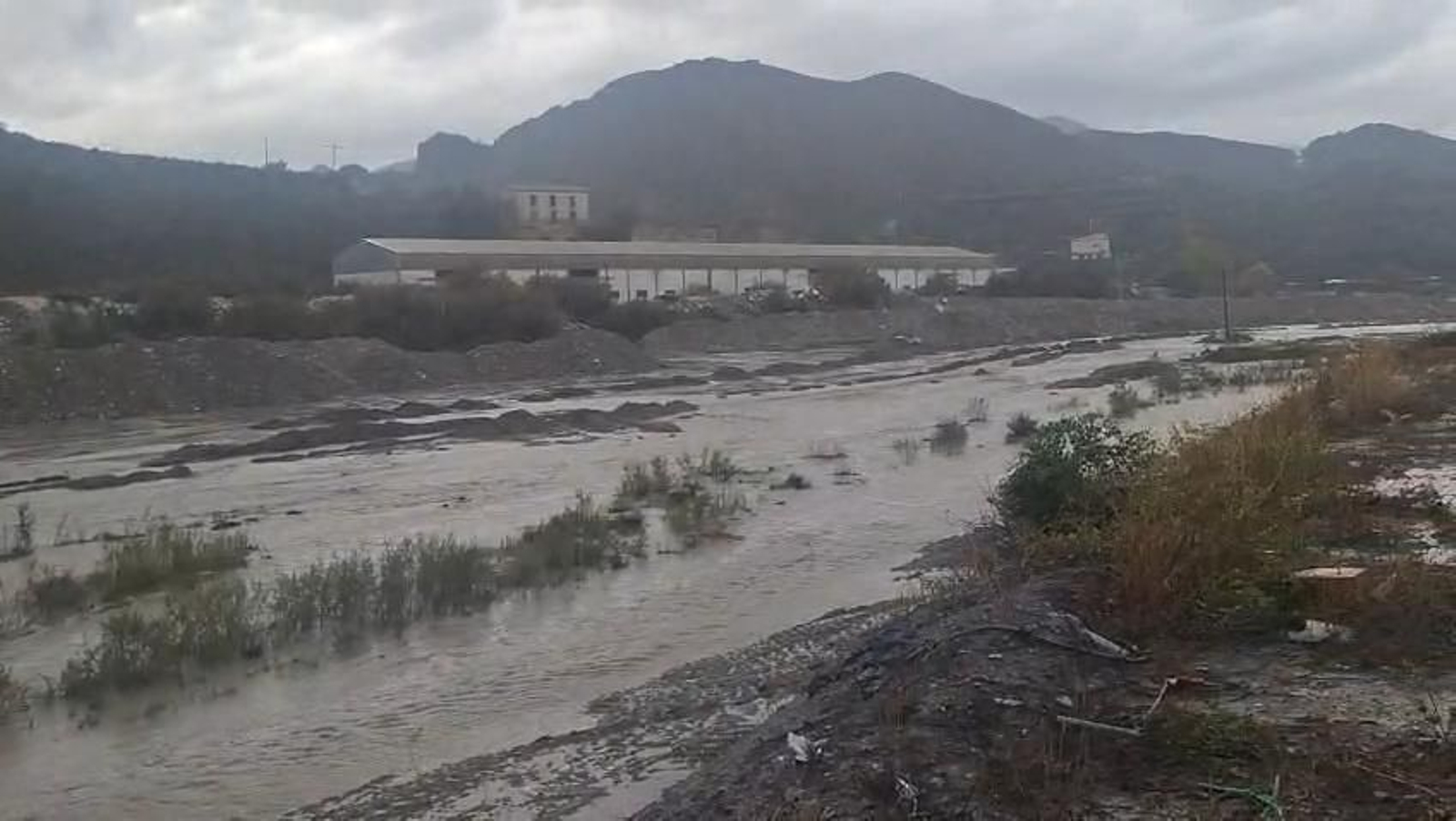 El Río Almanzora a su paso por la barriada de La Noria, en Olula del Río