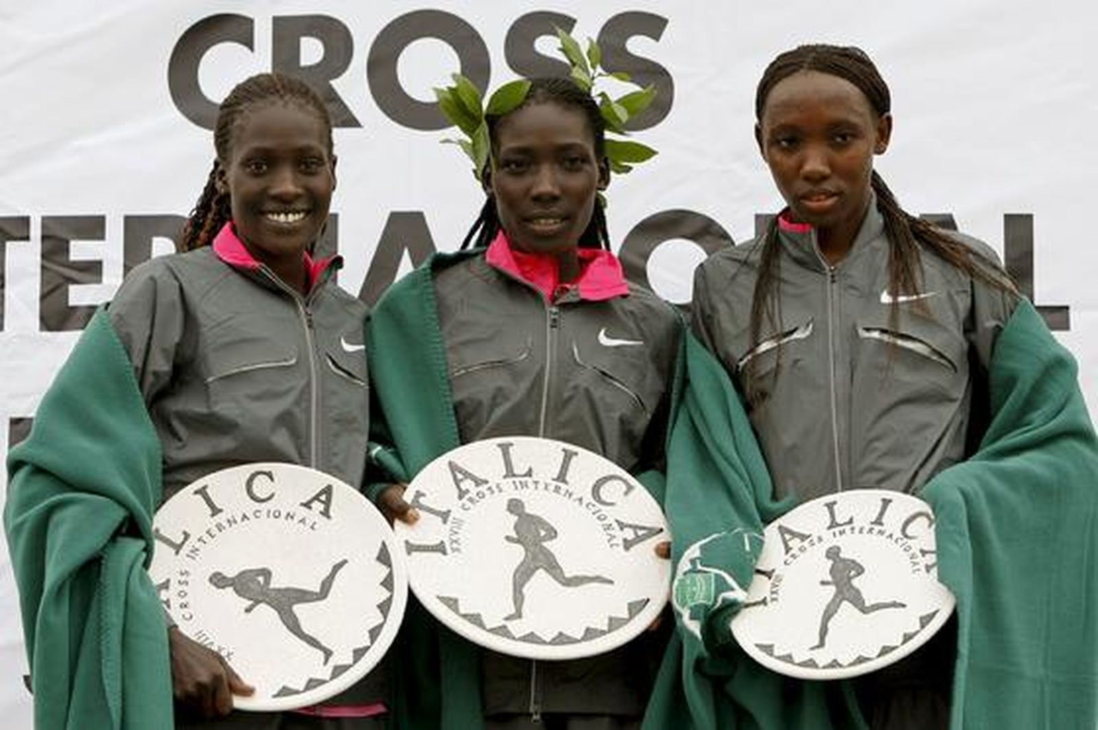 Las atletas keniatas Linet Masai (c), junto a Paulin Knorikwiang (i) y Ann Karandi Mwangi (d), celebran en el podio su primer, segundo y tercer puesto. 

Foto: Juan Carlos Vázquez, Julio Muñoz (EFE), Javier Barbancho (Reuters)