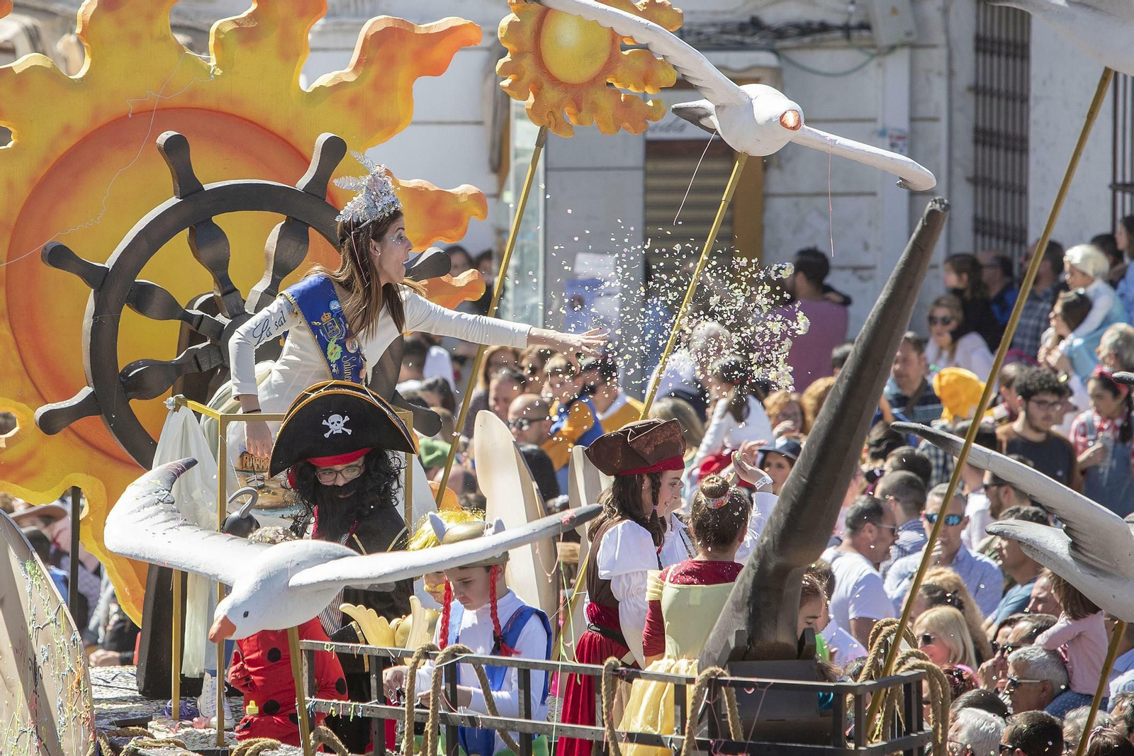 La colombina mayor del año pasado, coronando la carroza de los piratas más carnavaleros. La colombina mayor del año pasado, coronando la carroza de los piratas más carnavaleros.