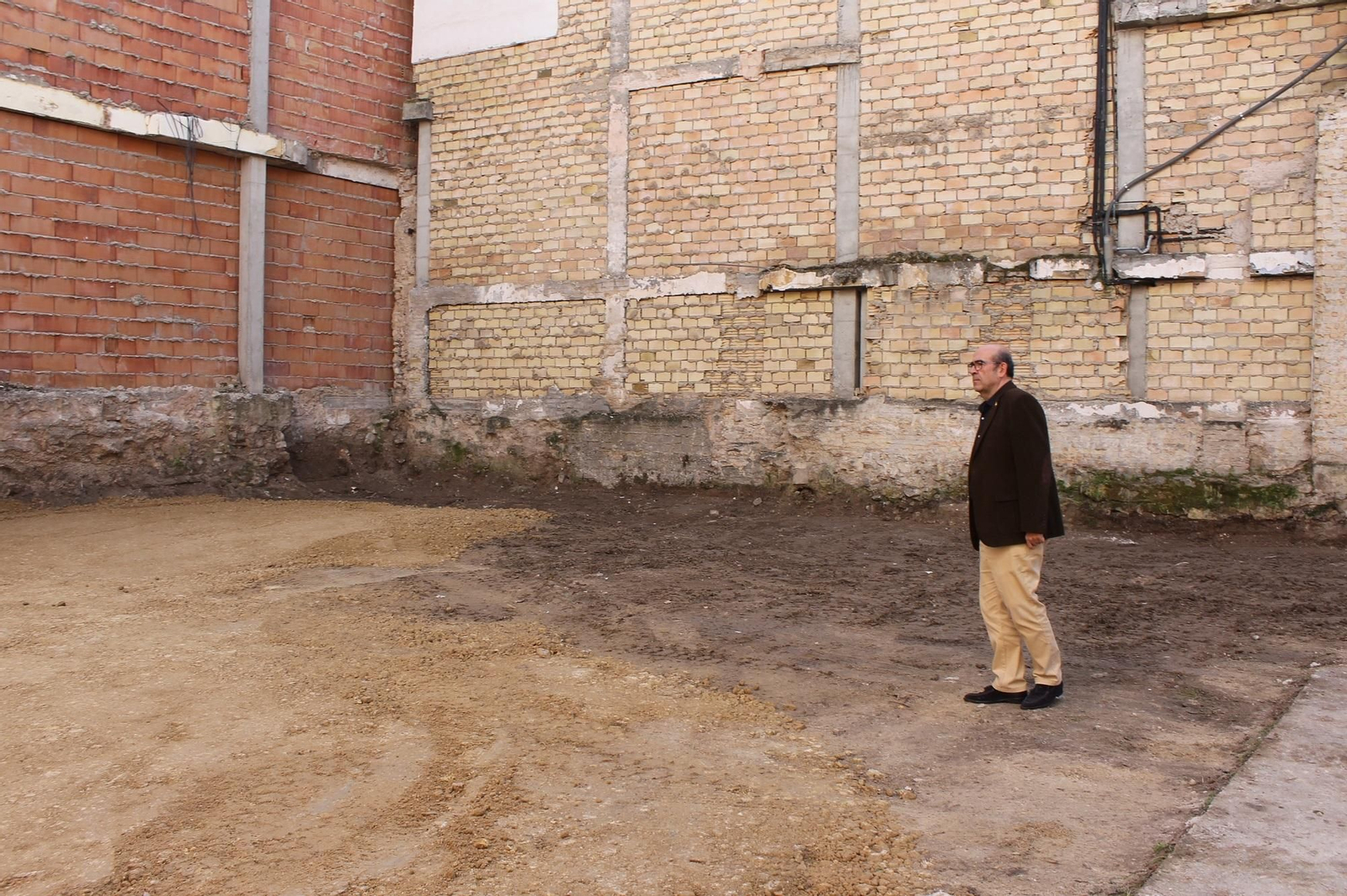 Solar de la calle Jaime habilitado como aparcamiento en Lucena.