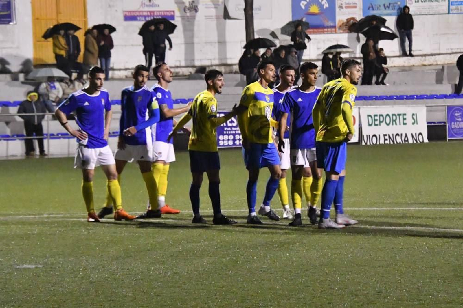 La defensa azulina estuvo muy seria durante todo el partido.
