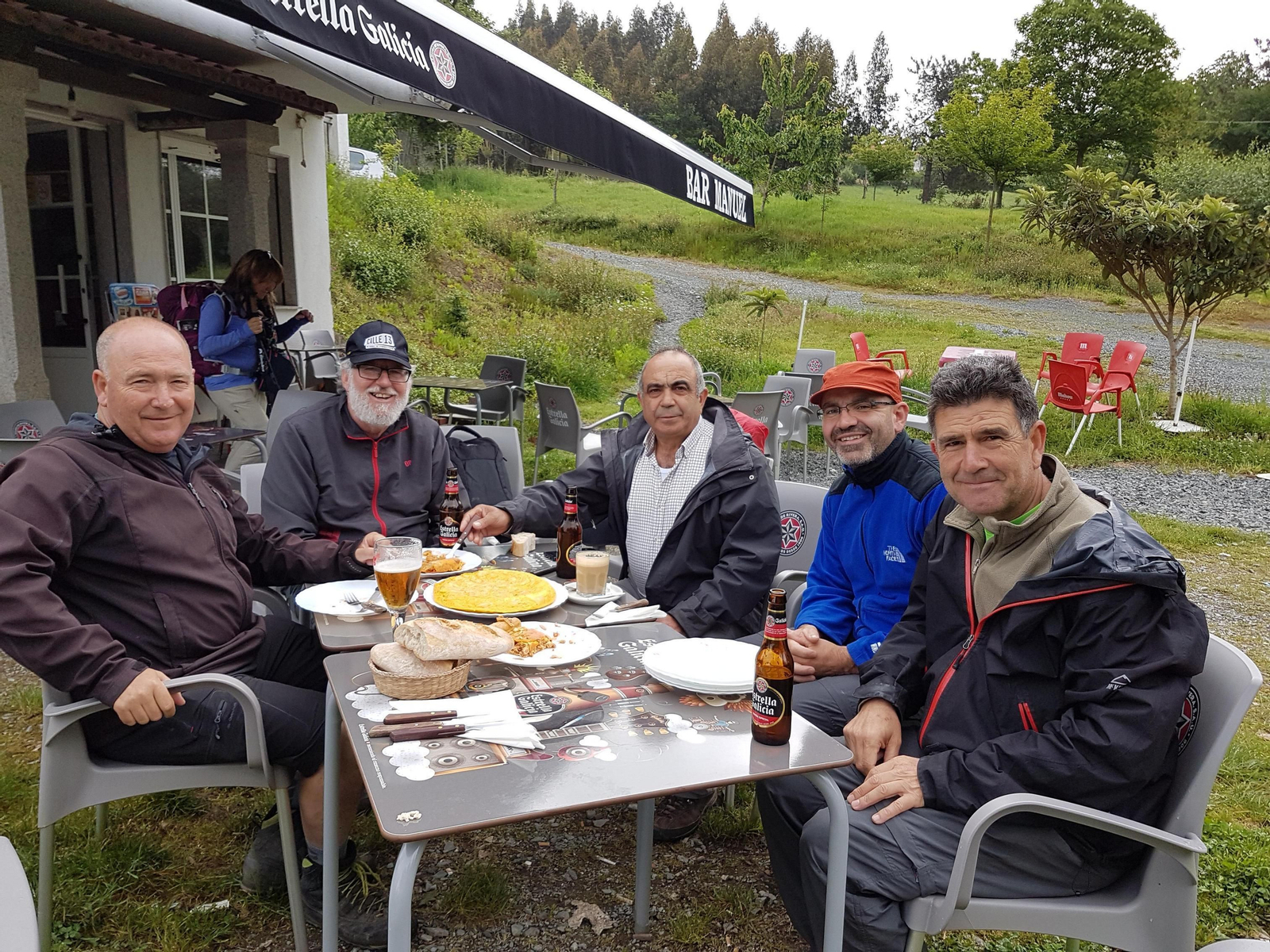 Para desayunar, una tortilla y dos empanadas.