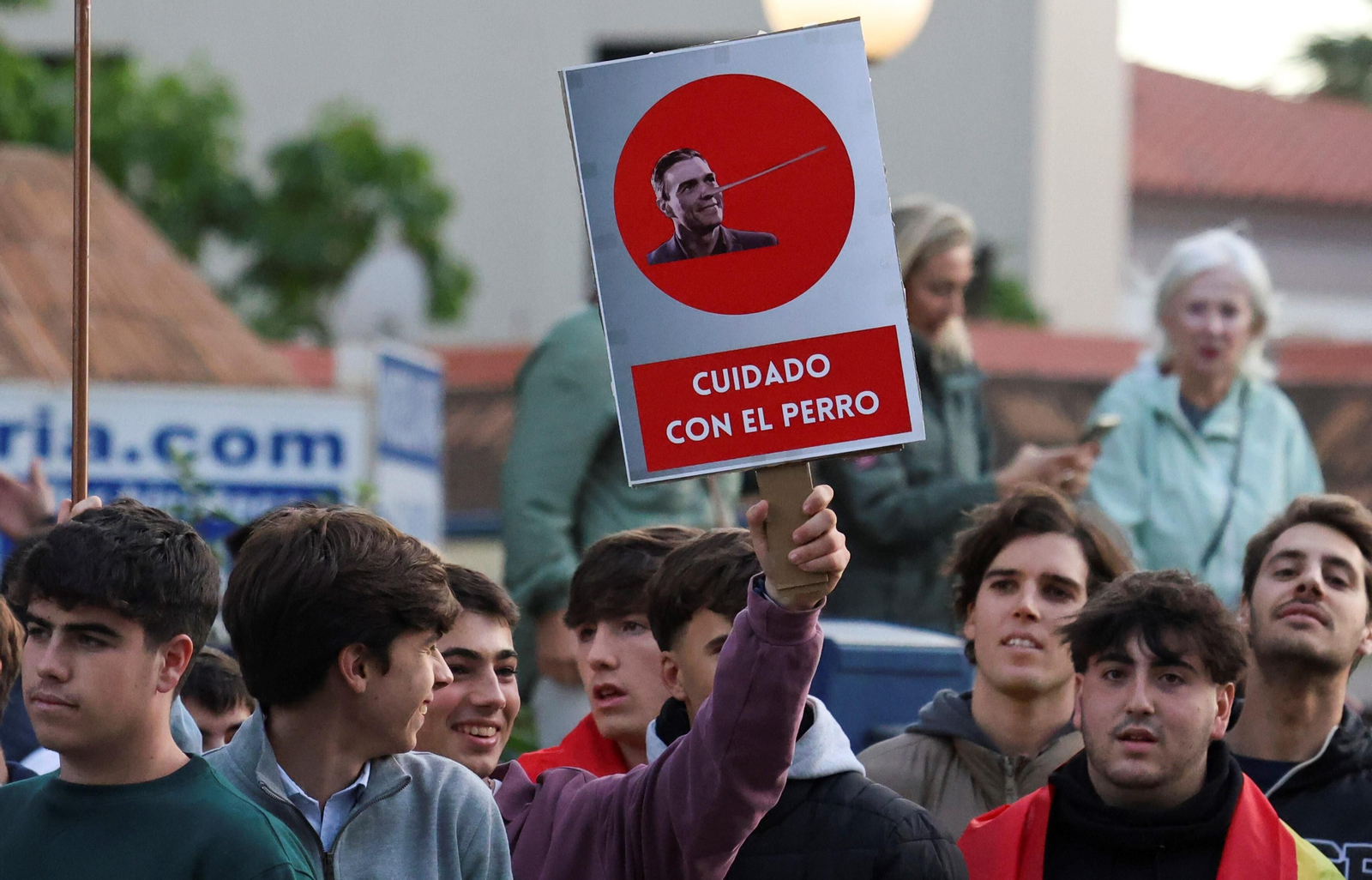 Las fotos de la protesta en Málaga contra Pedro Sánchez: "Se vende España por 7 votos" Las fotos de la protesta en Málaga contra Pedro Sánchez: "Se vende España por 7 votos"