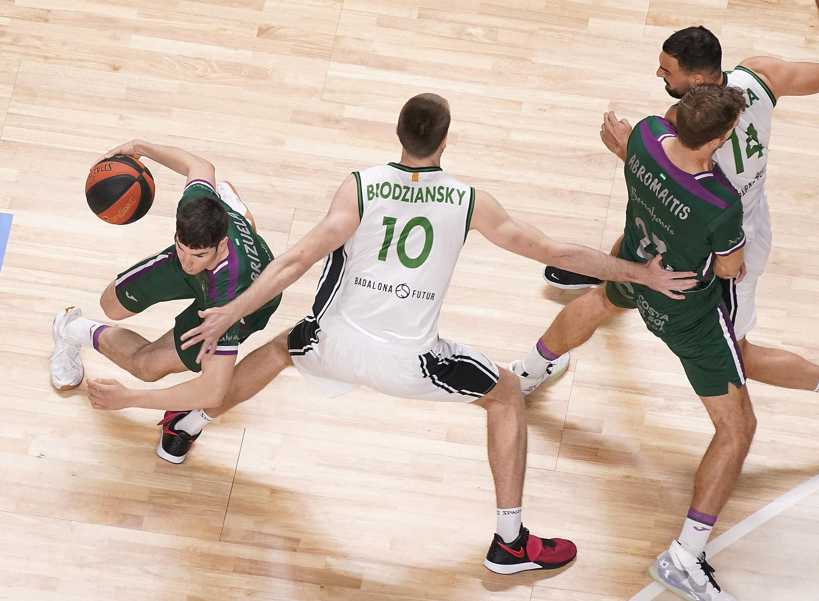 Brizuela pasa un bloque de Abromaitis.