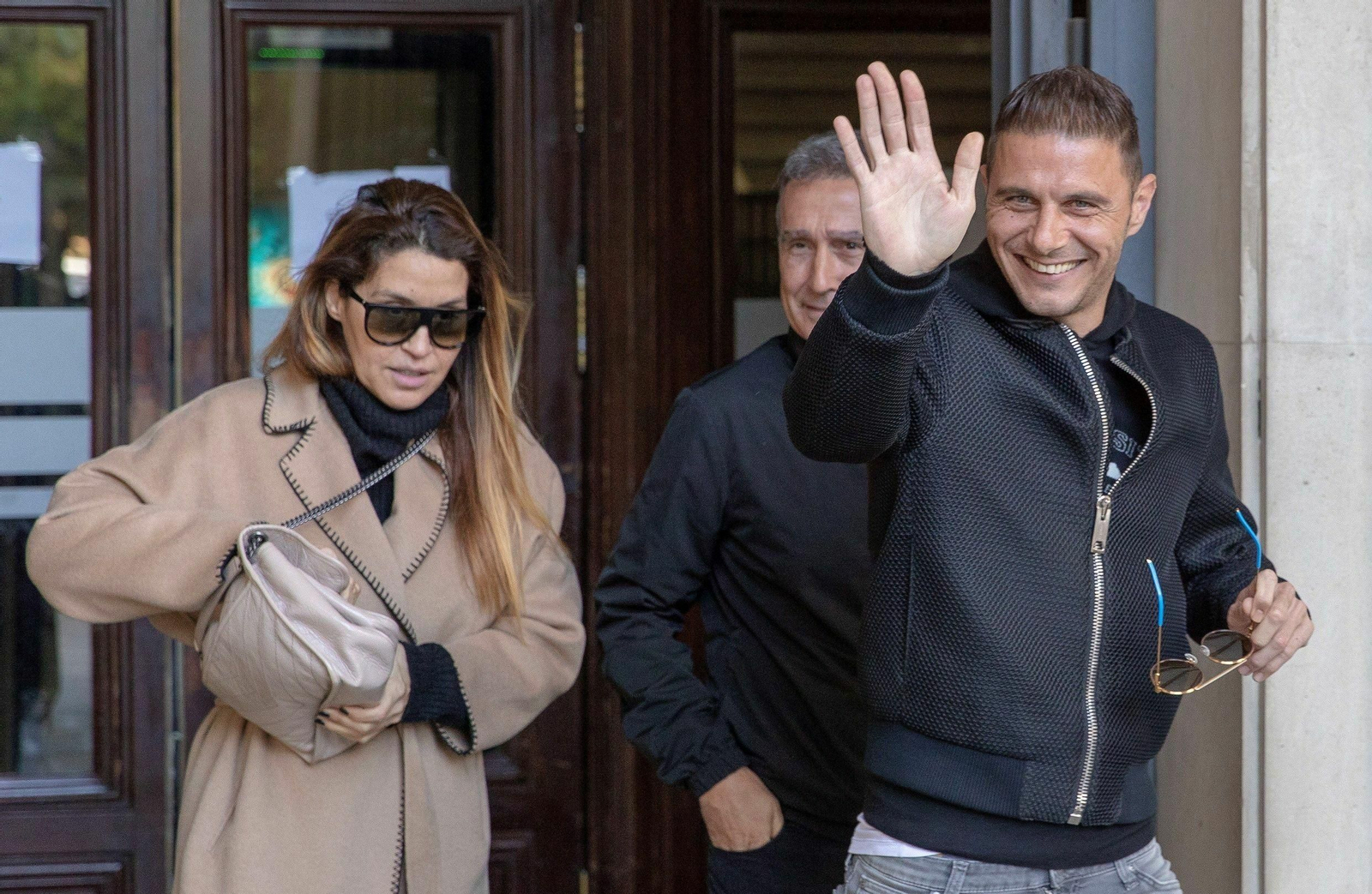 El jugador del Betis Joaquín Sánchez y su mujer, en la Audiencia.