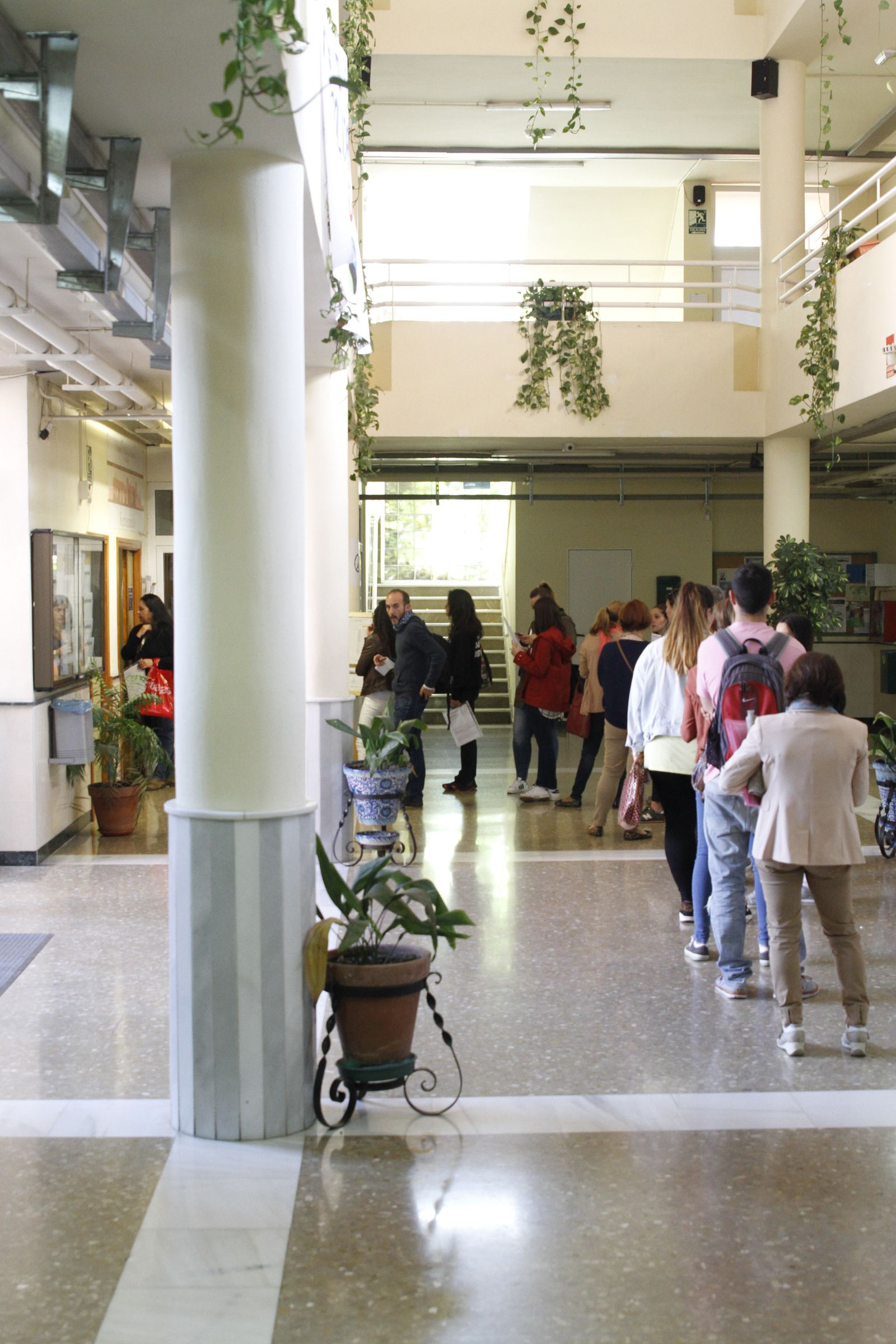 Colas en la EOI en su actual sede del IES Francisco Ayala.