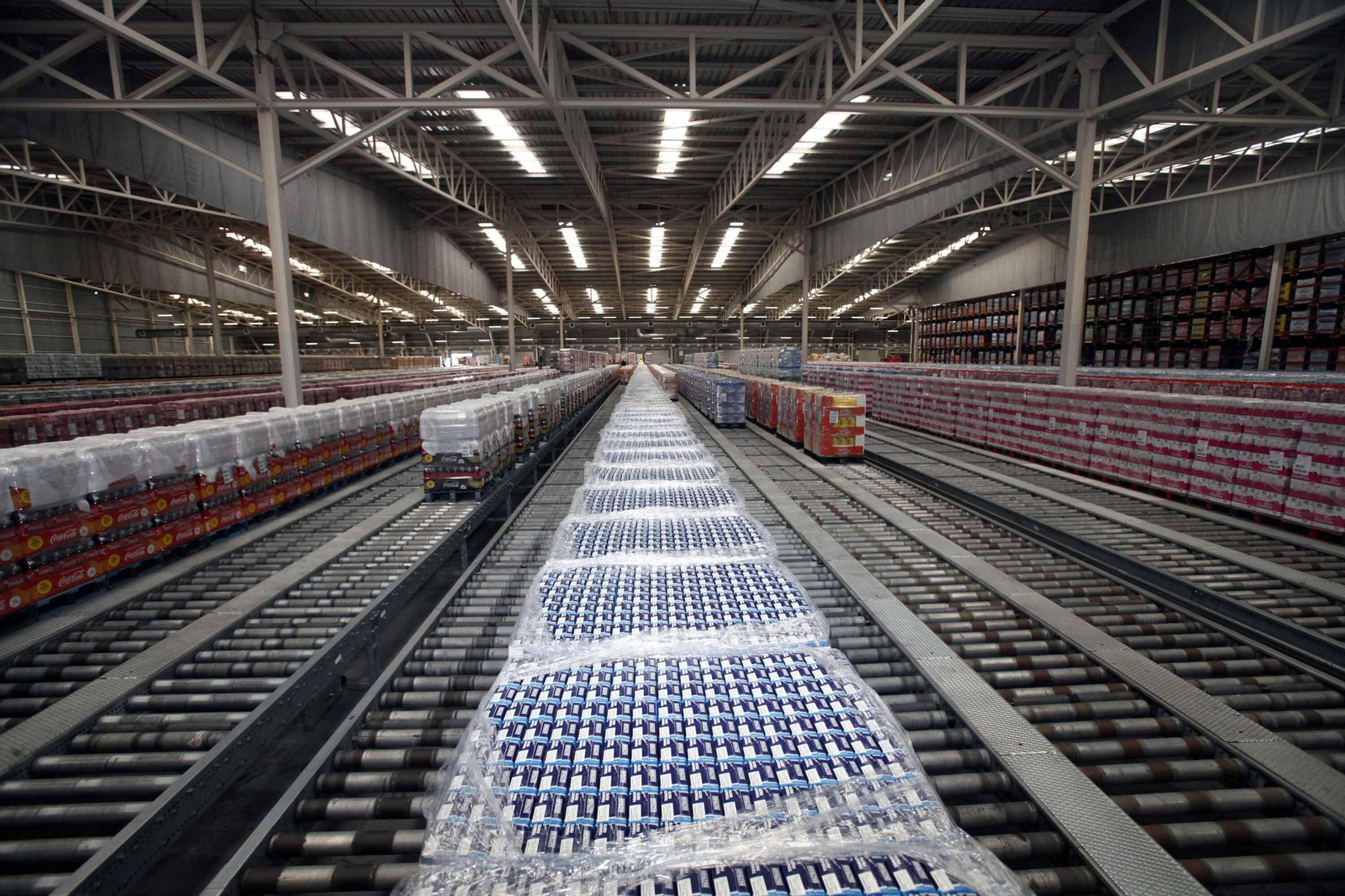 Imágenes del trabajo en la central logística de Mercadona