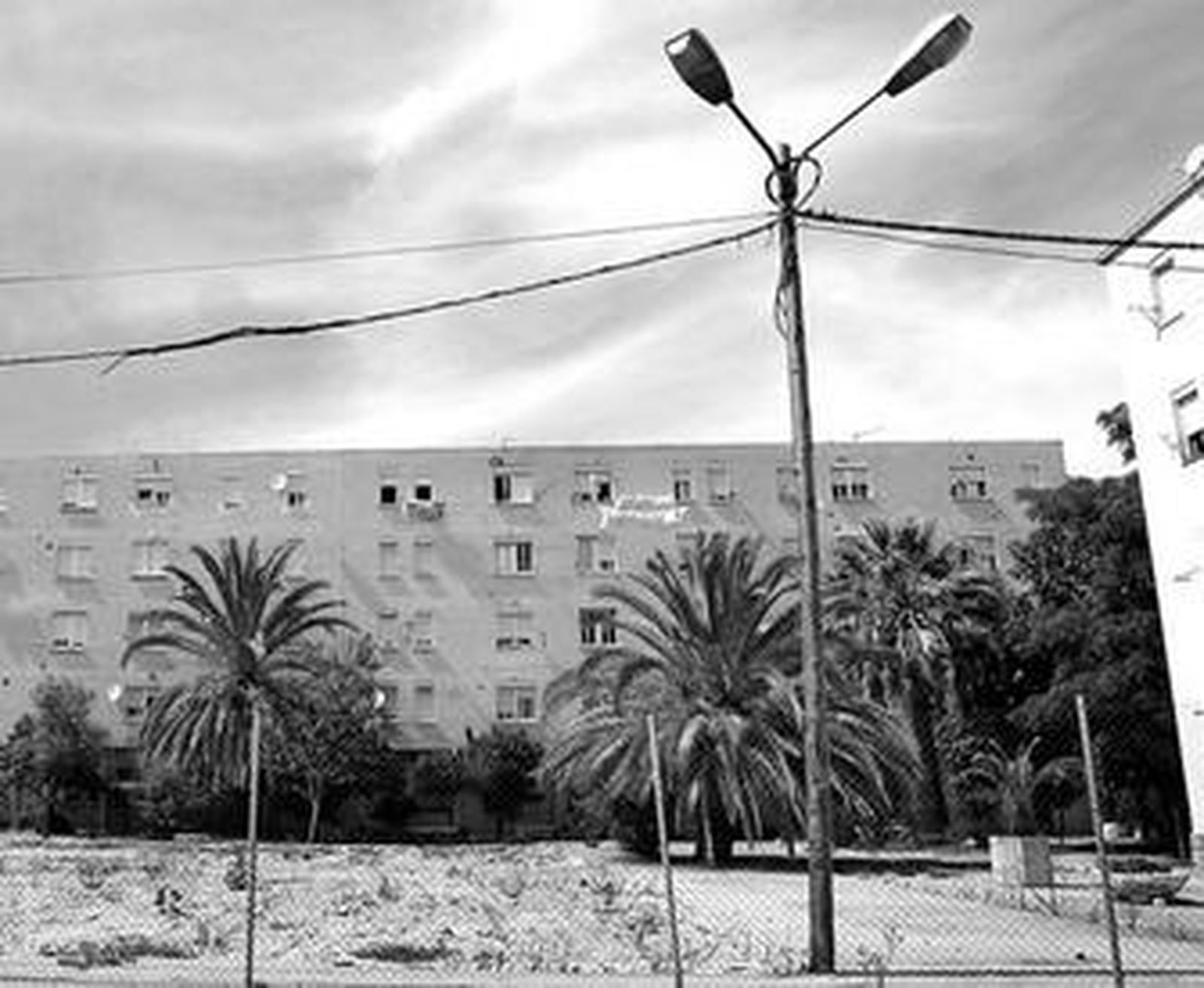 Patio interior de los bloques de Pescadería, donde se construiría el acceso al futuro puente sobre el río.