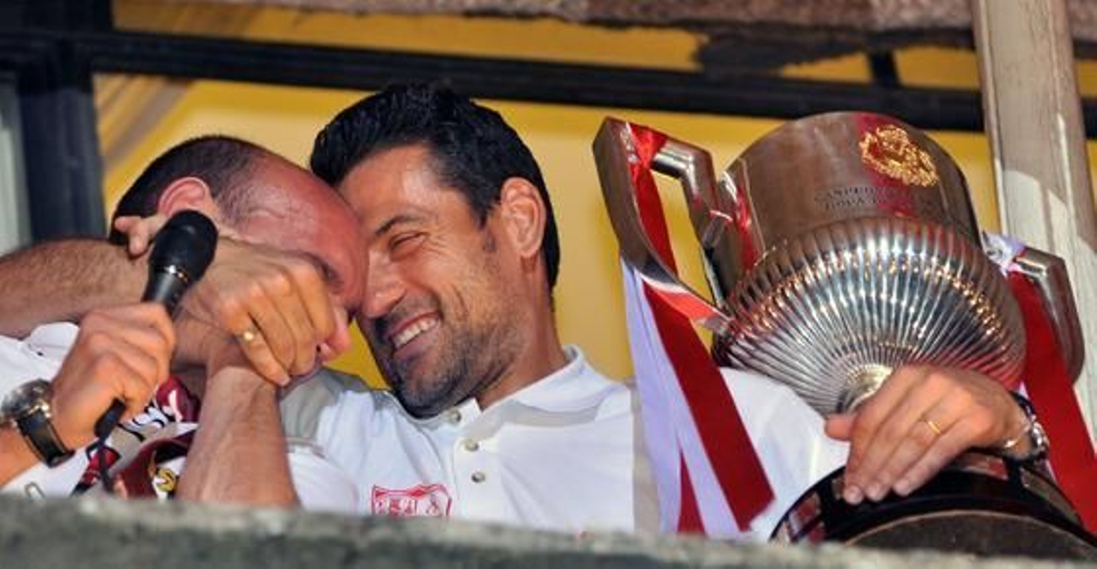 Palop y Monchi se abrazan emocionados con la Copa en la mano.

Foto: Manuel Gómez