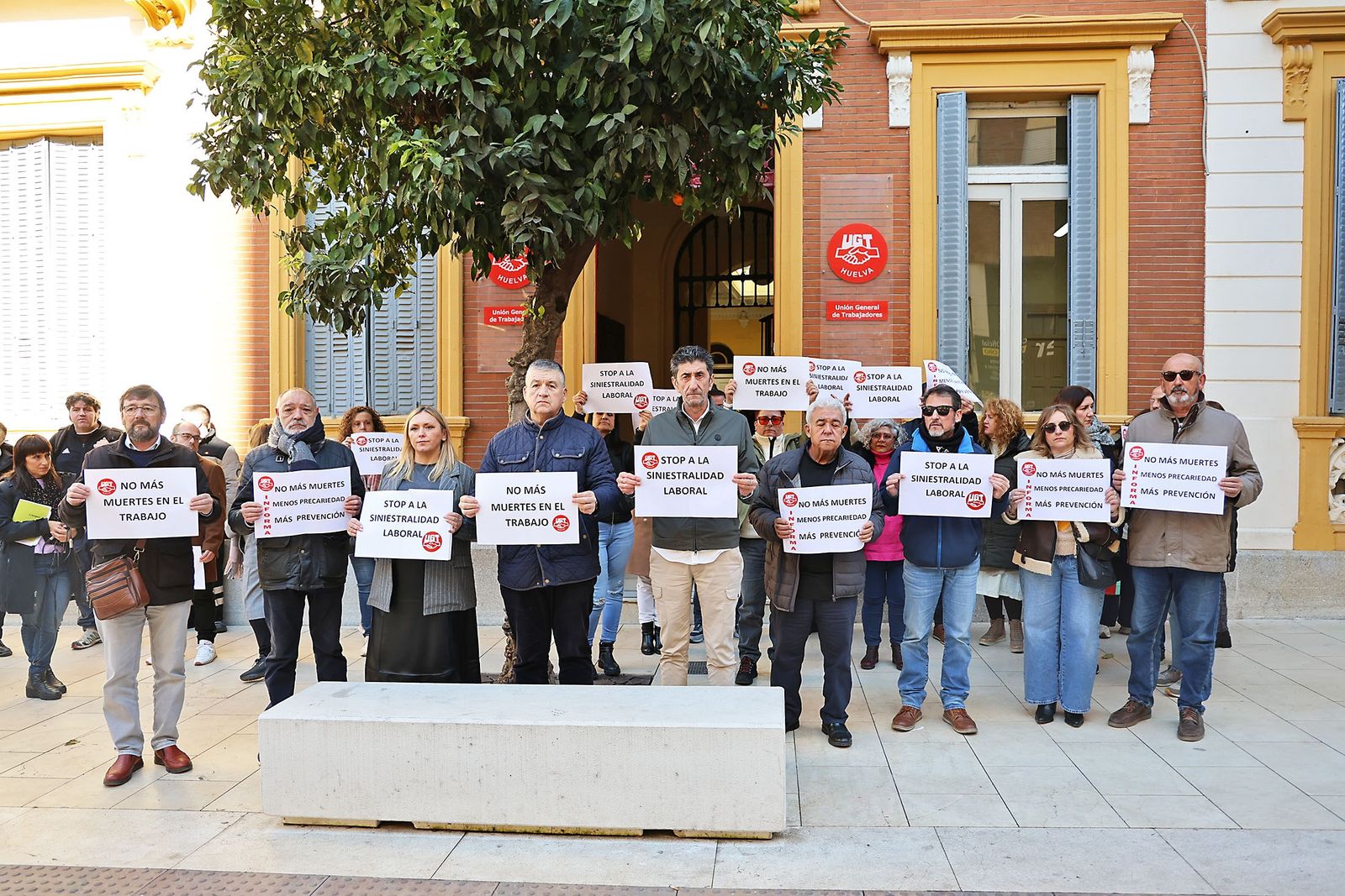 Concentración en UGT por uno de los accidentes laborales mortales en Huelva.