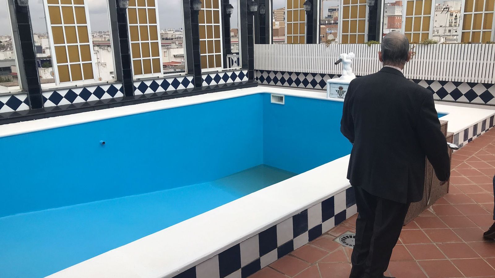 Lopera en la planta de la piscina.