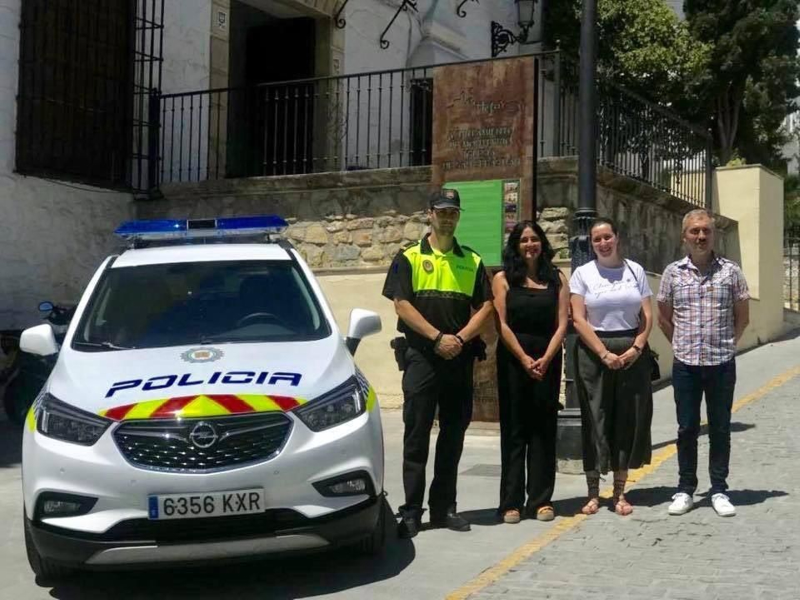 La alcaldesa Remedios Gámez y la concejal de Seguridad Ciudadana de Montefrío con el nuevo coche policial