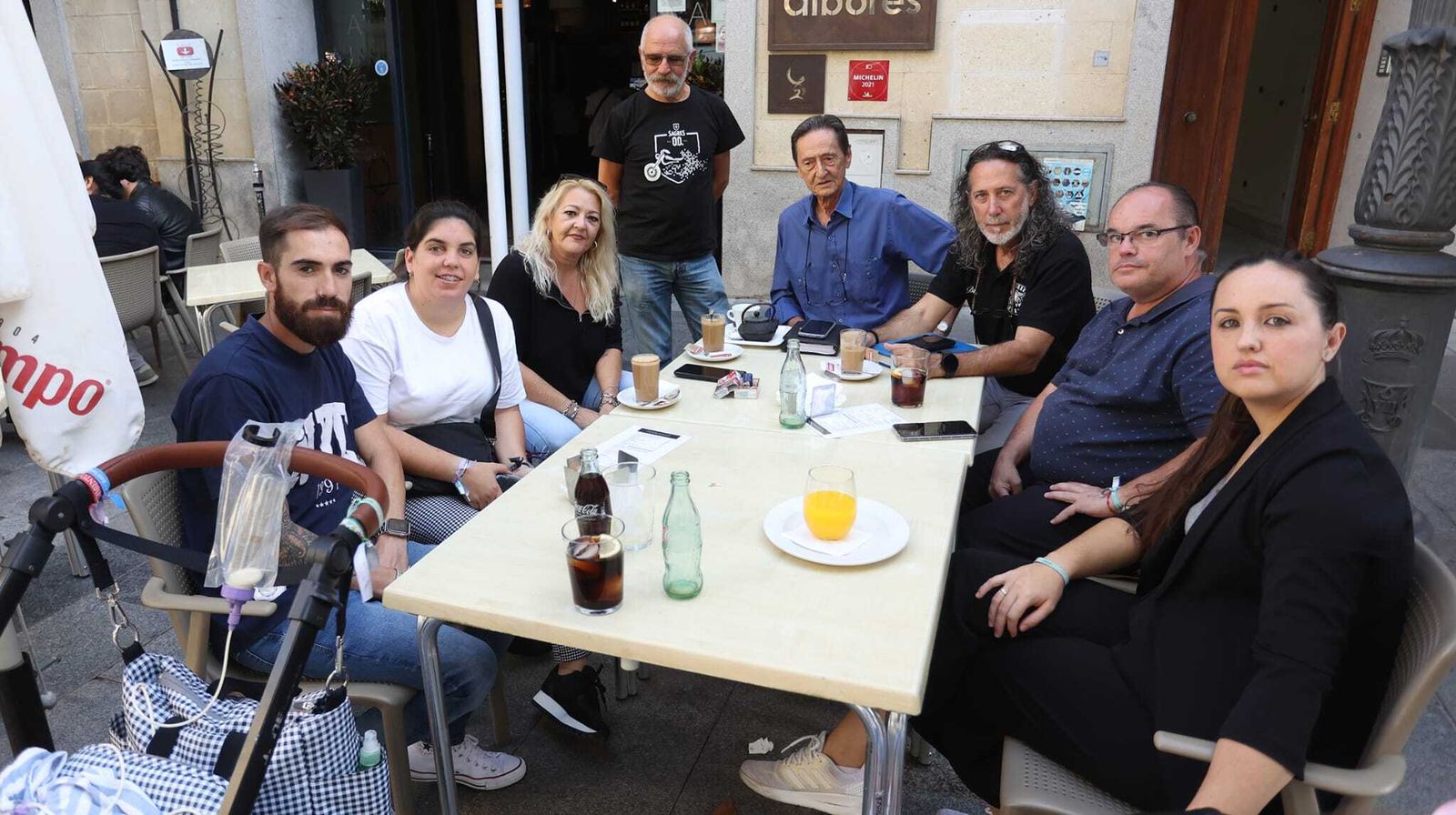 De derecha a izquierda: los padres de Diego, Miembros de Moto Club Jerez y los padres de Valentina.