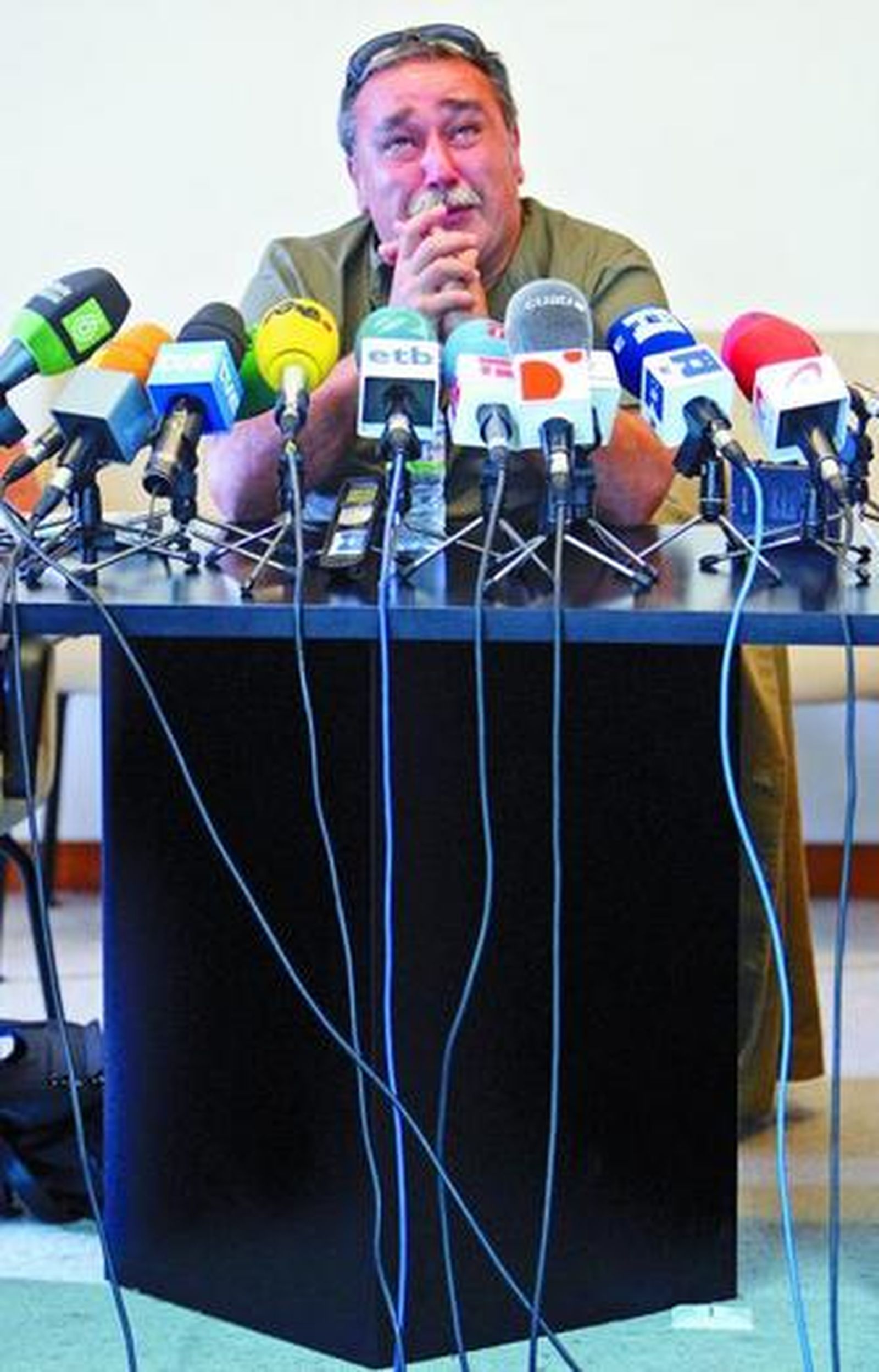 El marinero del Playa Bakio Jaime Candamil llora durante el relato, en rueda de prensa, del secuestro del atunero por piratas somalies.