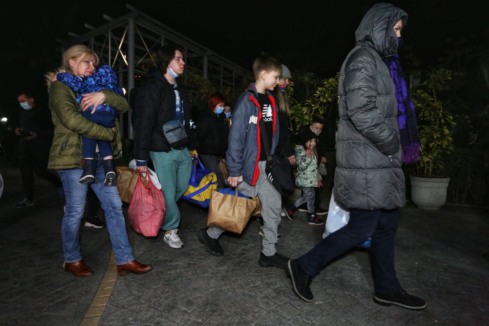 Ucranianos este lunes a su llegada en el autobús fletado por un coleccionista de arte malagueño.