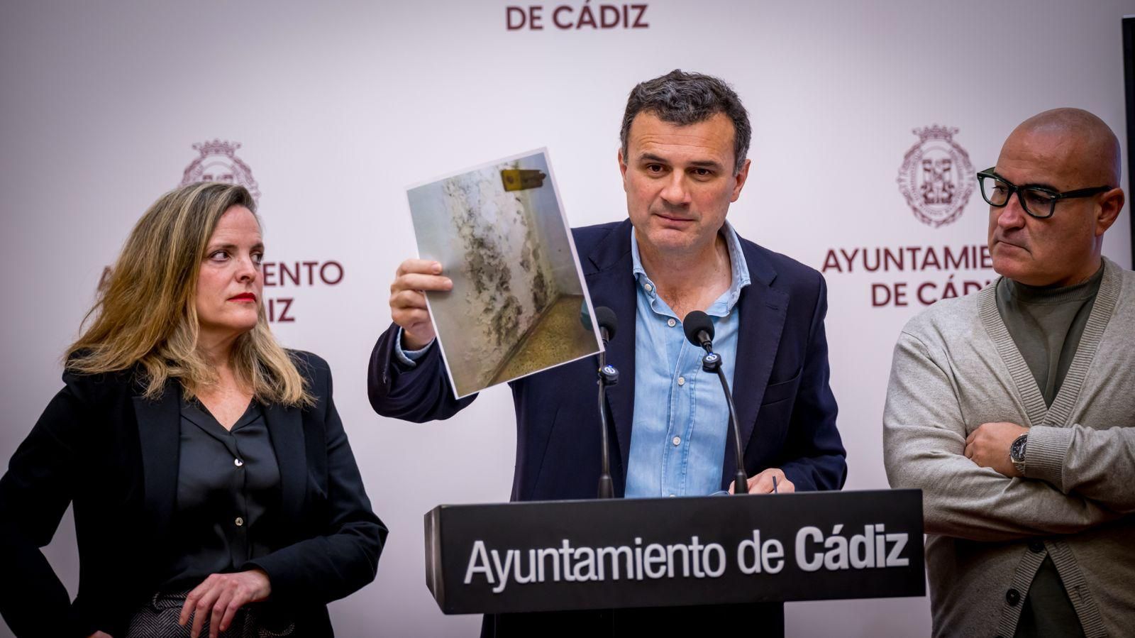 El alcalde muestra una foto del estado en el que estaba el albergue municipal.
