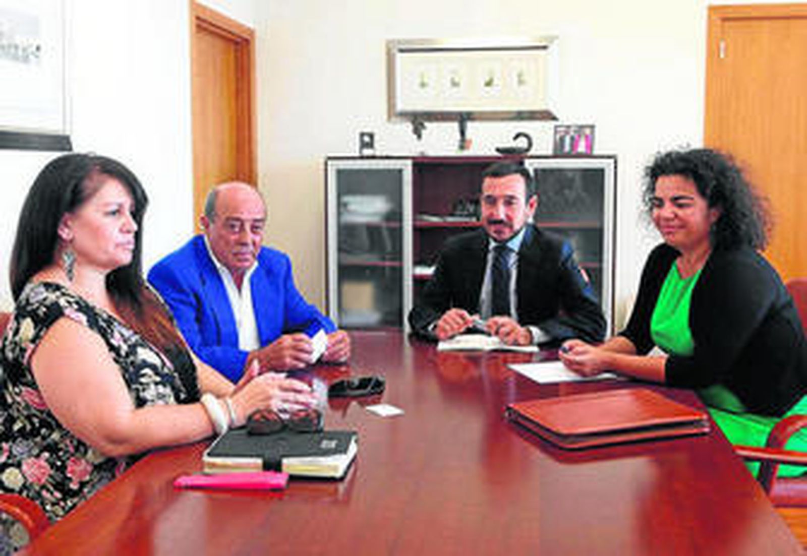 El empresario Ceferino Parra y el delegado del Gobieno de la Junta en Cádiz, Fernando López, en una reunión en 2013.