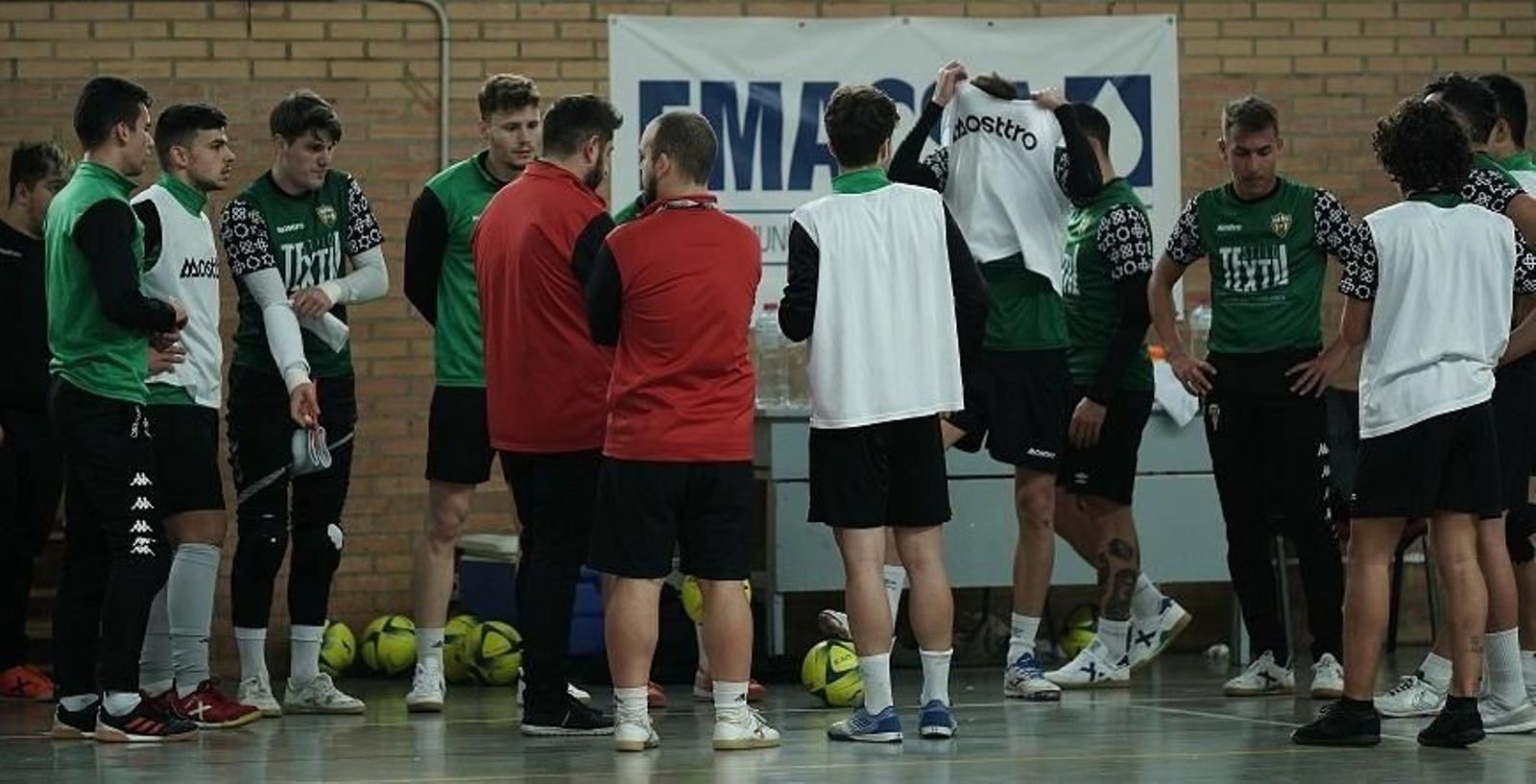 Josan González da indicaciones a sus jugadores durante un entrenamiento.