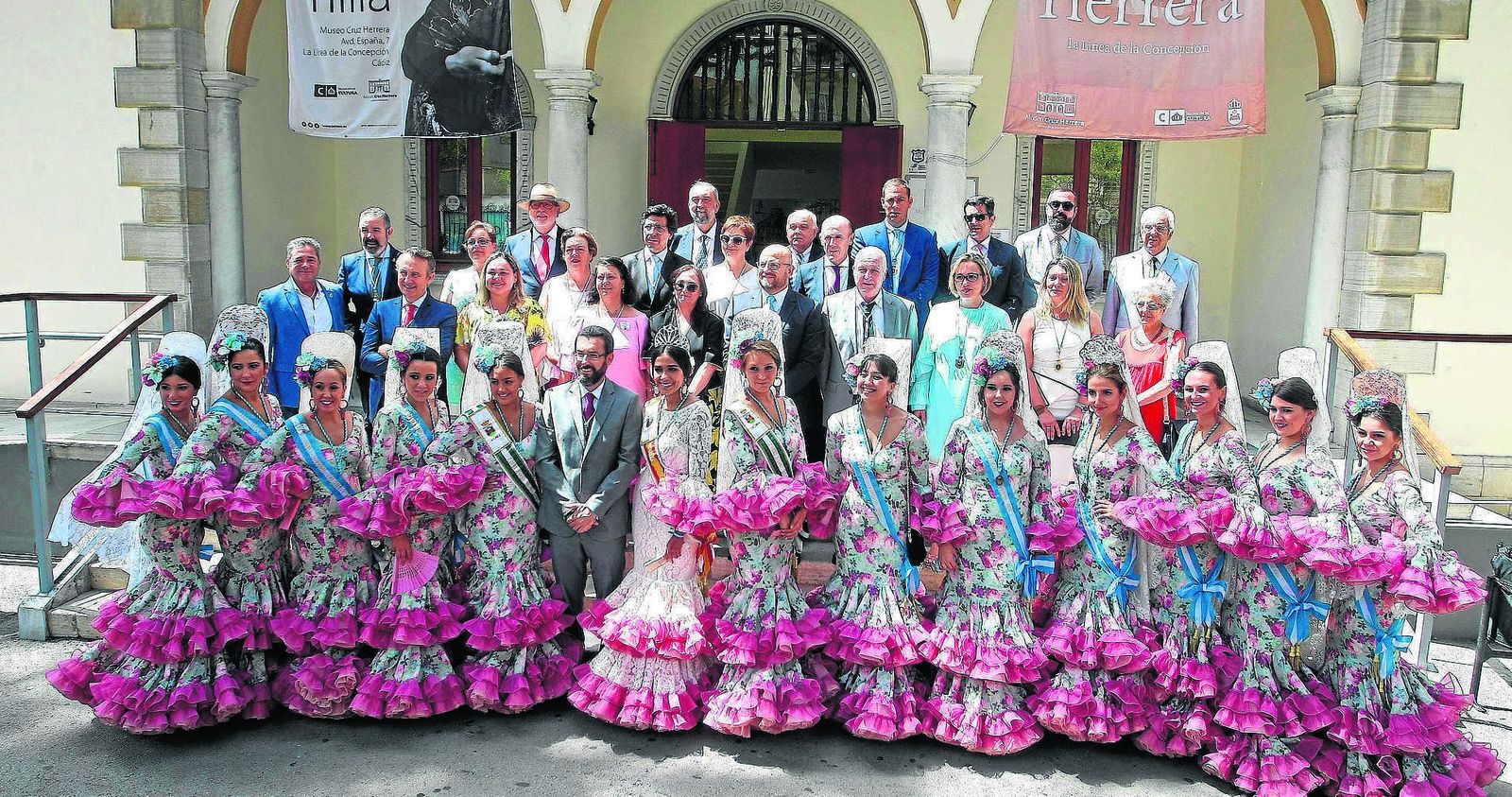 La corporación municipal posa tras el Pleno con la reina y las damas de la Feria.