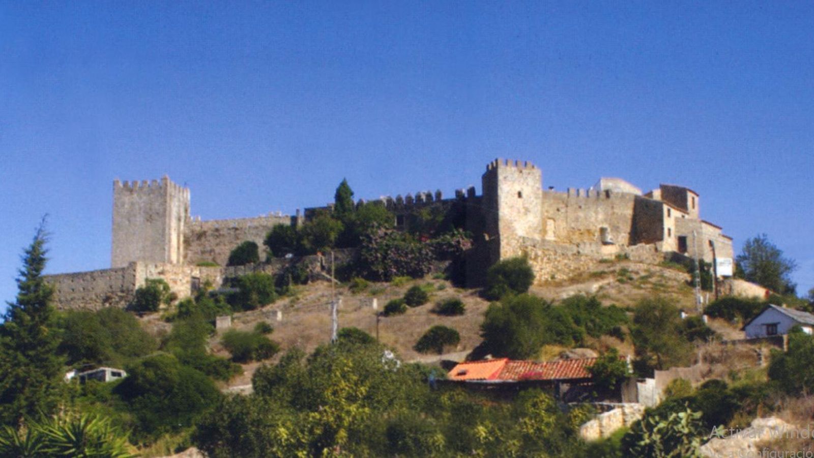 Vista panorámica de la villa-fortaleza de Castellar de la Frontera. En la parte izquierda de la imagen, la llamada torre de Medina, que defendía el flanco suroeste del recinto amurallado.