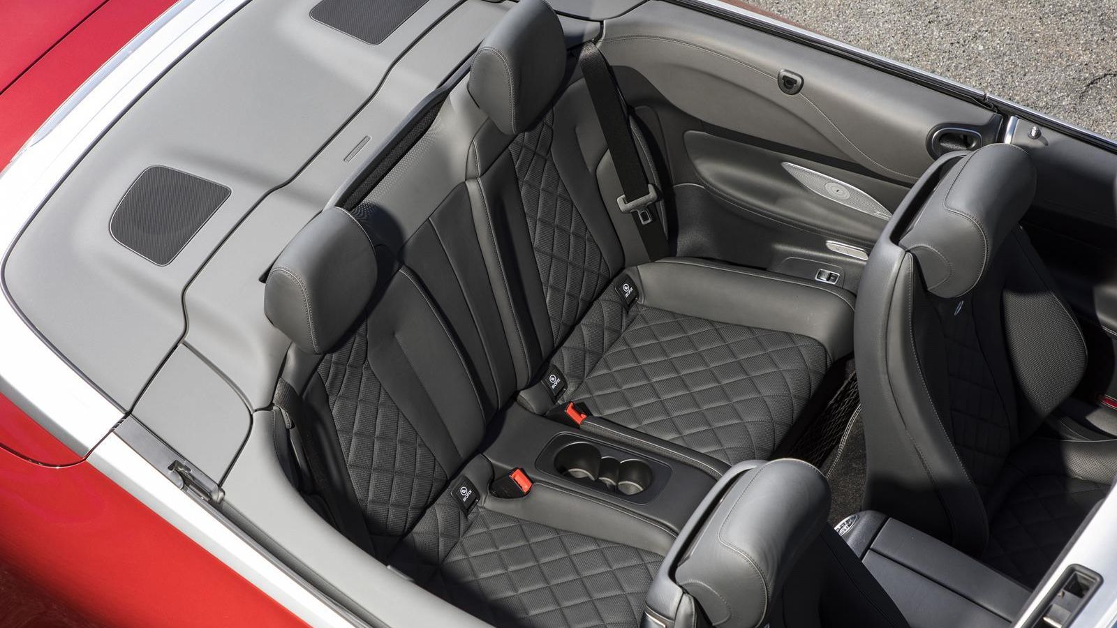 Está pensado principalmente para los ocupantes delanteros.