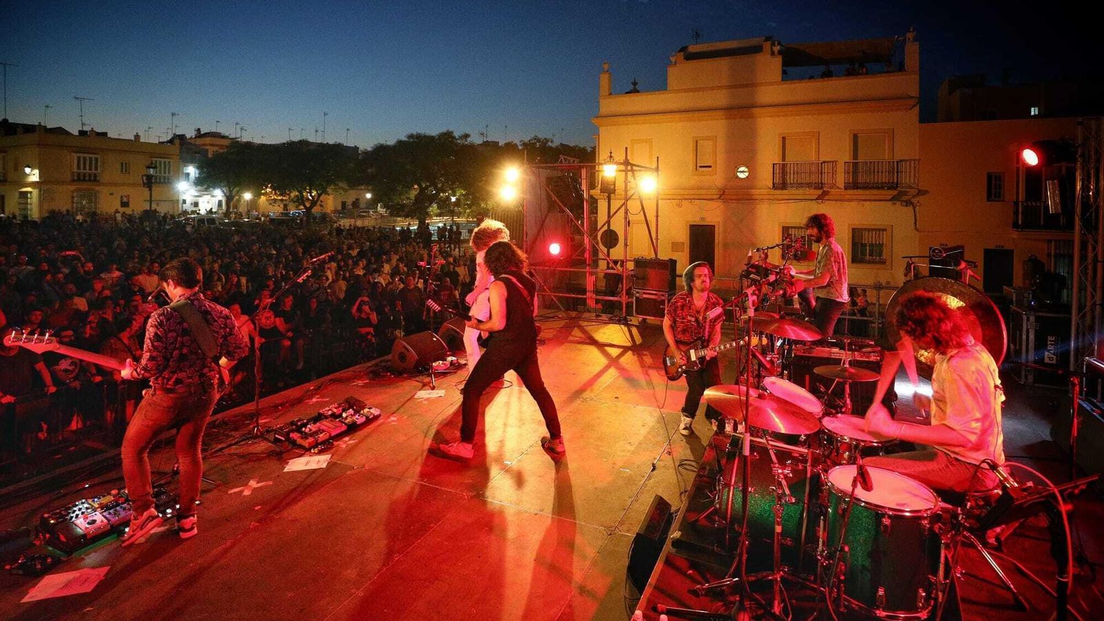 Concierto de los Derby Motoreta's Burrito Kachimba junto al Castillo de San Romualdo.