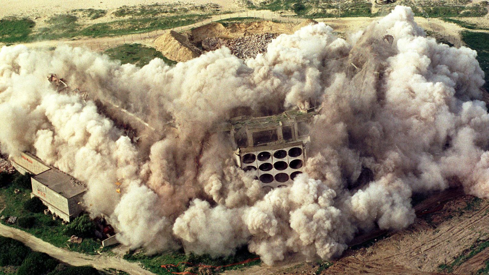 Voladura controlada del hotel Atlanterra en 2002