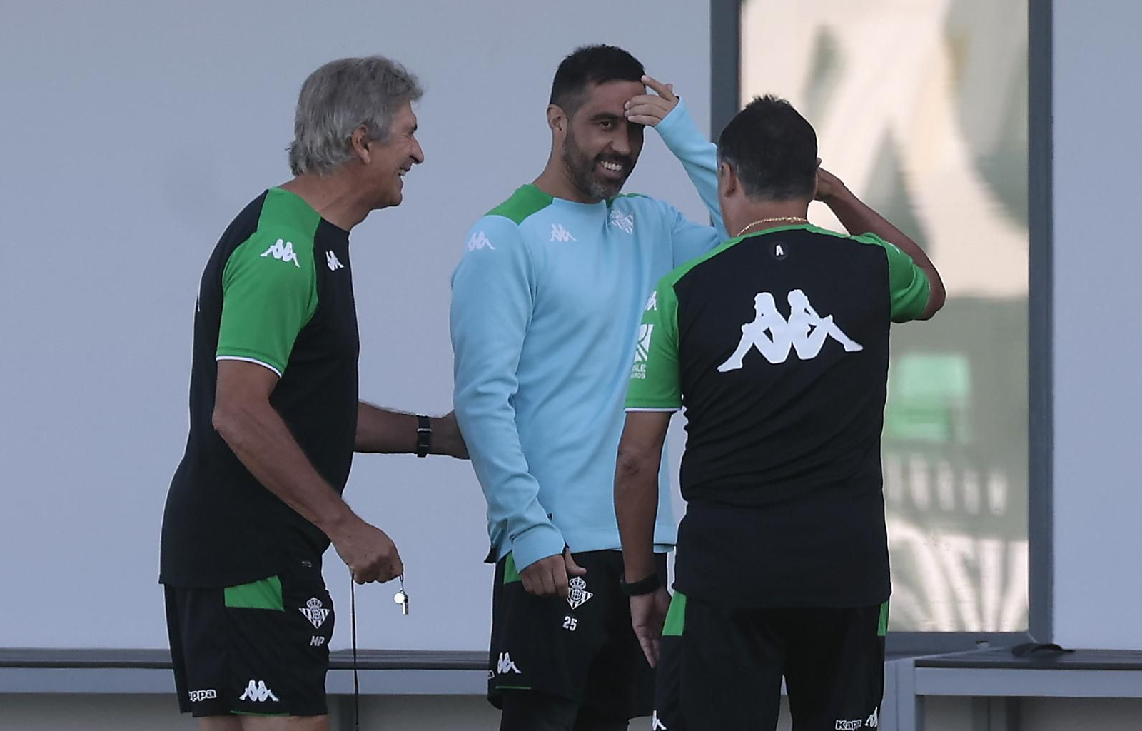 Bravo, junto a Pellegrini, dialoga con Alexis en un entrenamiento.