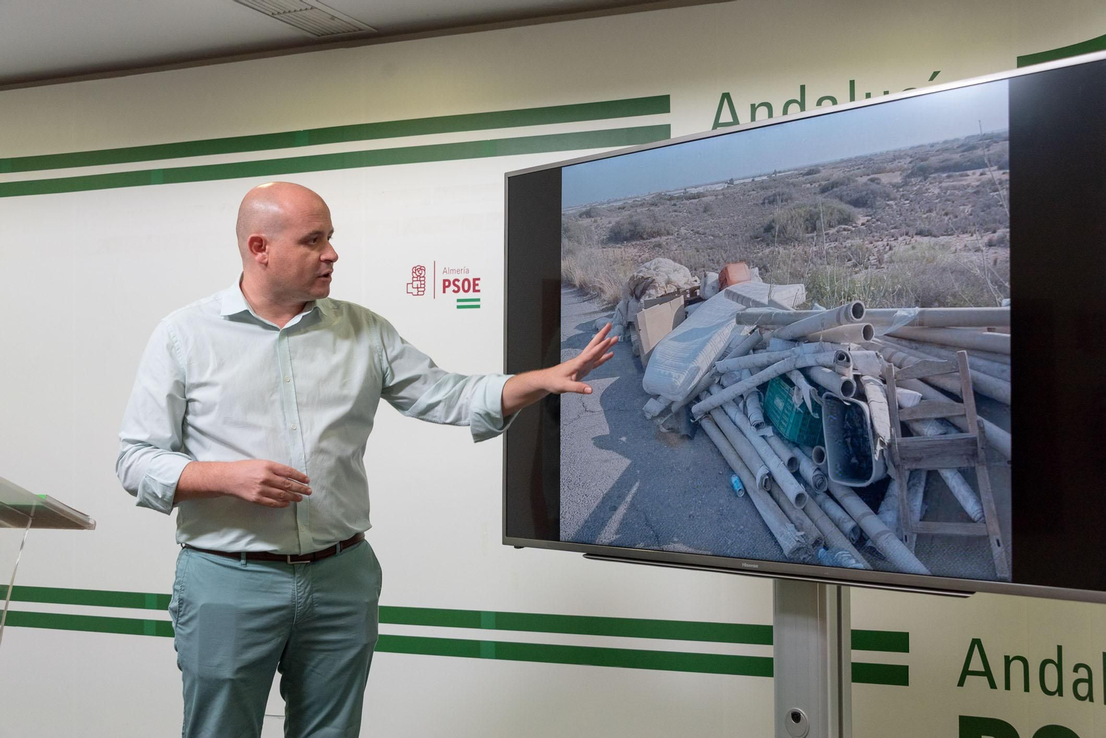 Antonio Martínez muestra fotografía del estado de Cabo de Gata.
