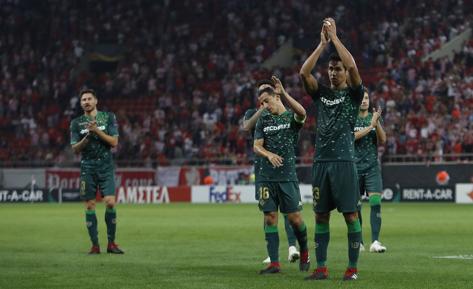 Los jugadores agradecen el apoyo a los aficionados béticos desplazados hasta Grecia.