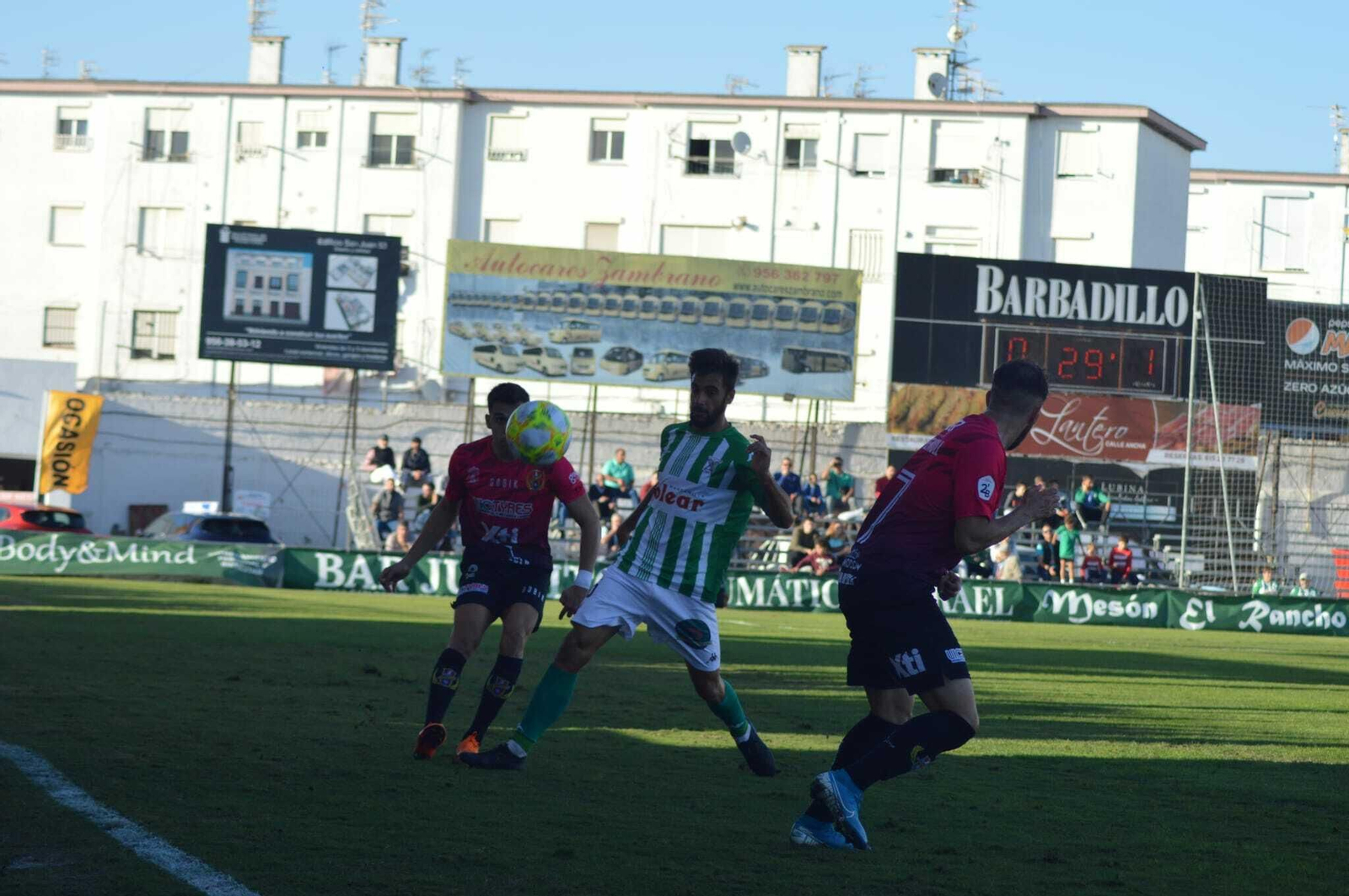 Antonio Jesús, peleando un balón en la banda, fue objeto de un penalti no señalado por el árbitro.