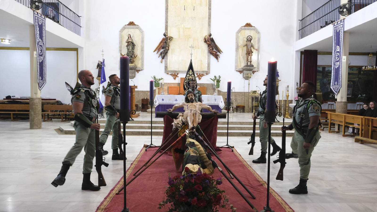 La Legión custodia el Cristo de la Buena Muerte en la Semana Santa de El Parador 2025