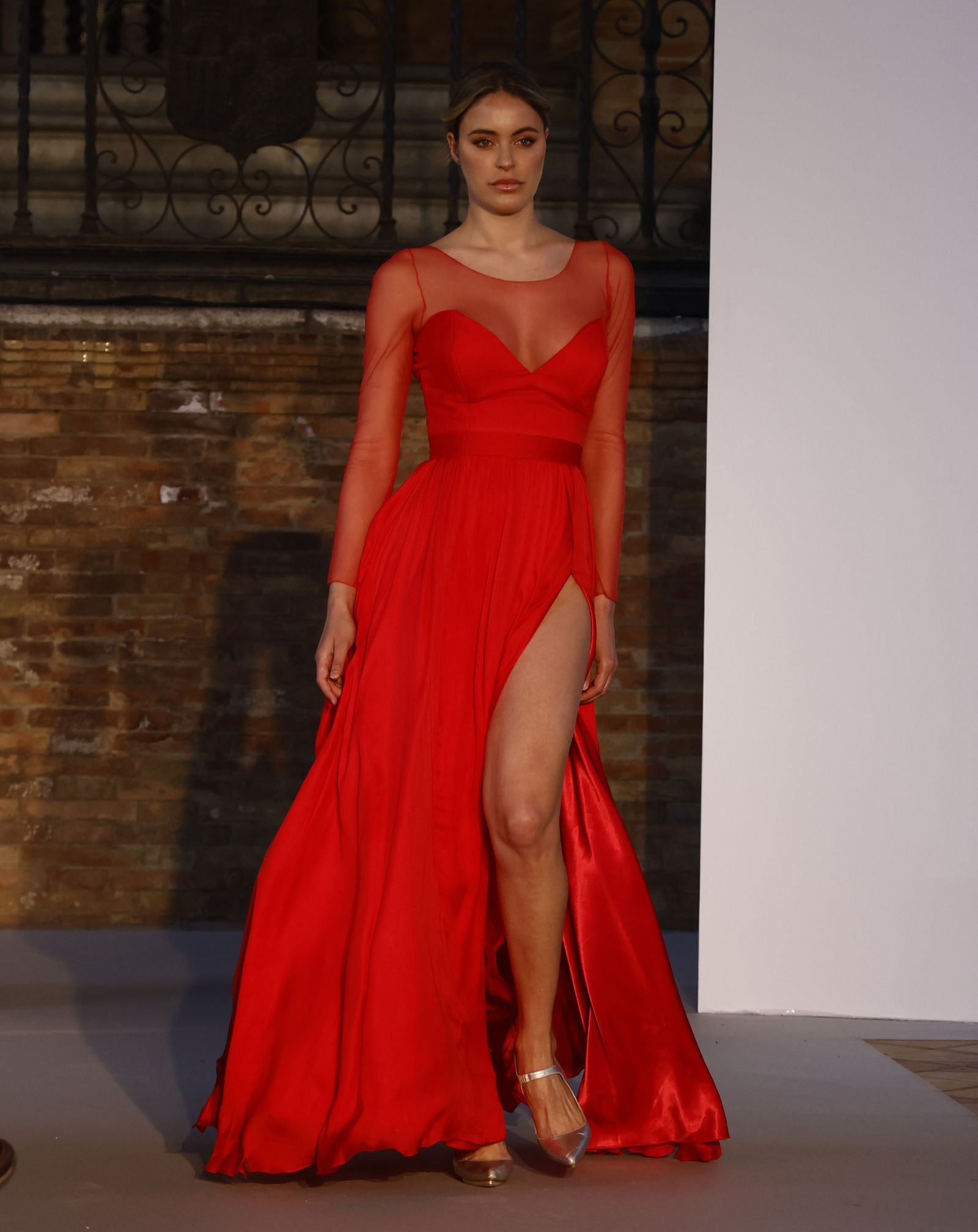 Las tendencias en vestidos de novia e invitada de la pasarela SIQ, en fotos