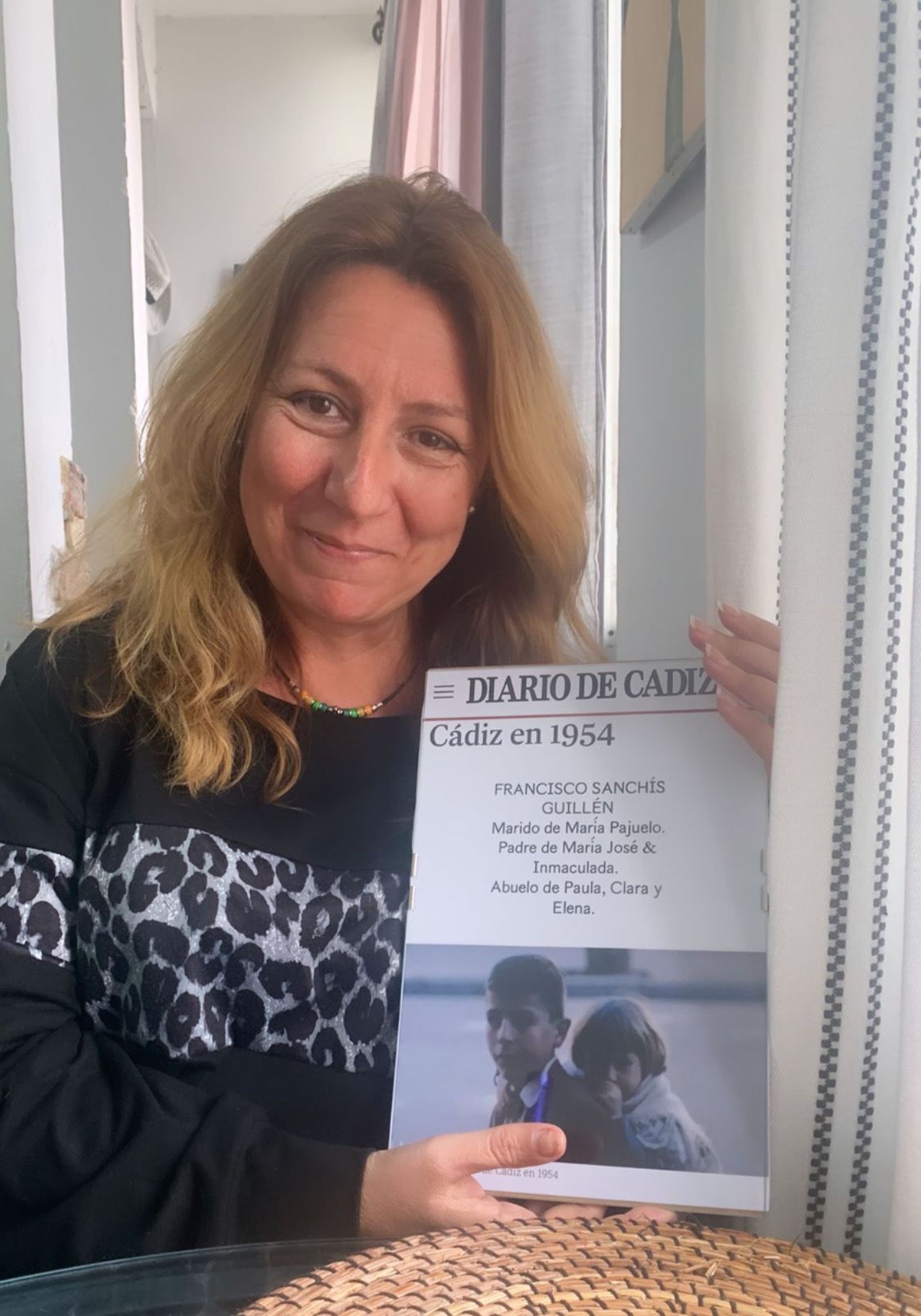 La hija de Francisco, con el recuerdo del vídeo que le ha regalado su hija Clara.