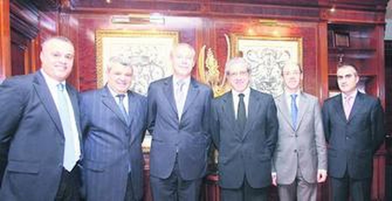 Representantes de Unicaja y Société Générale Maroc, tras la firma de la alianza.