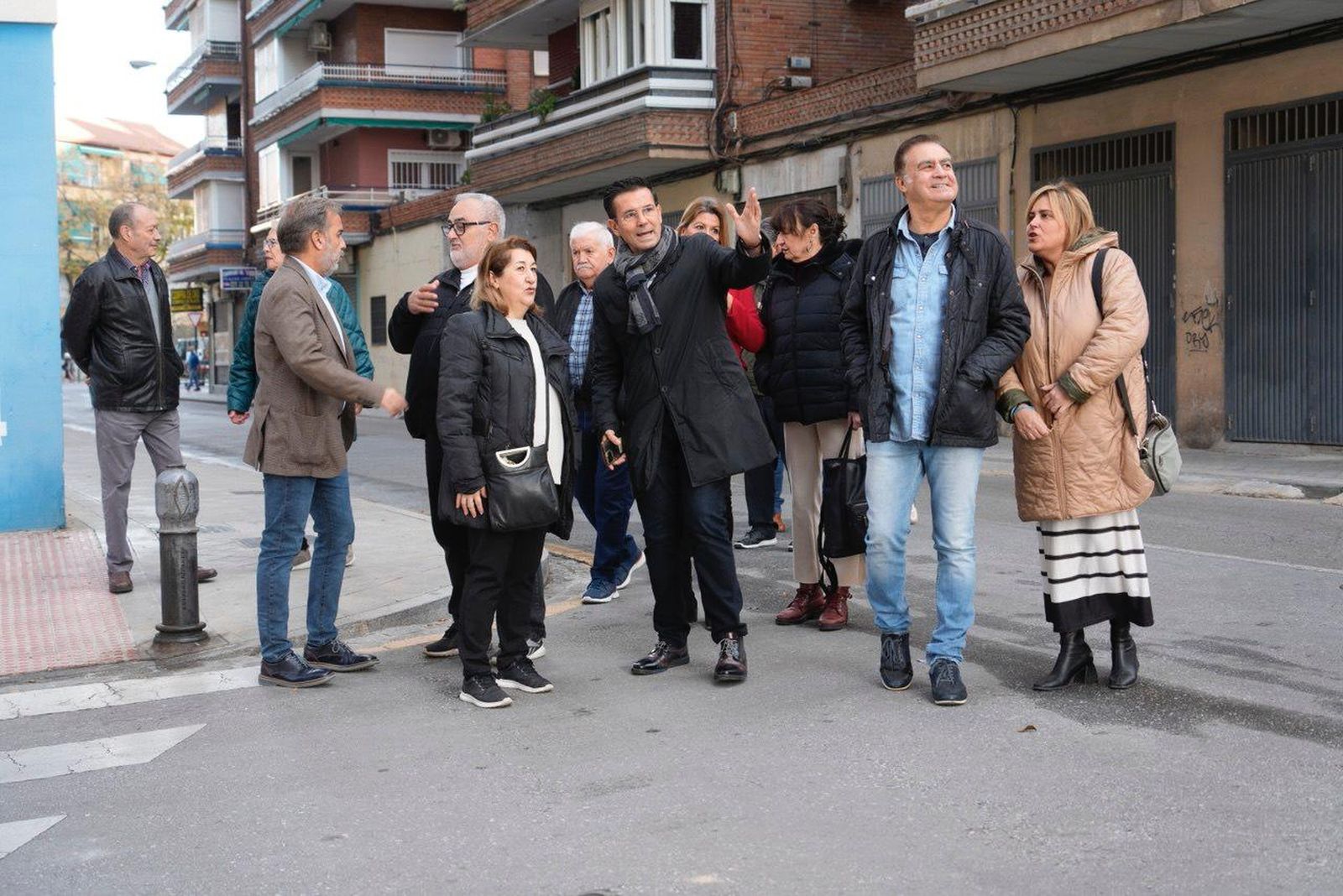El grupo municipal del PSOE, durante la visita al barrio de Las Torres de La Chana