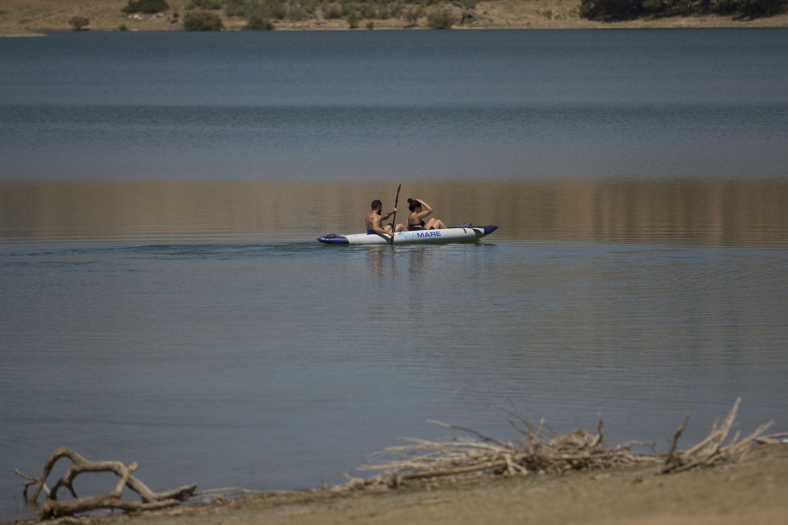 Dos bañistas navegando por el pantano Conde de Guadalhorce.
