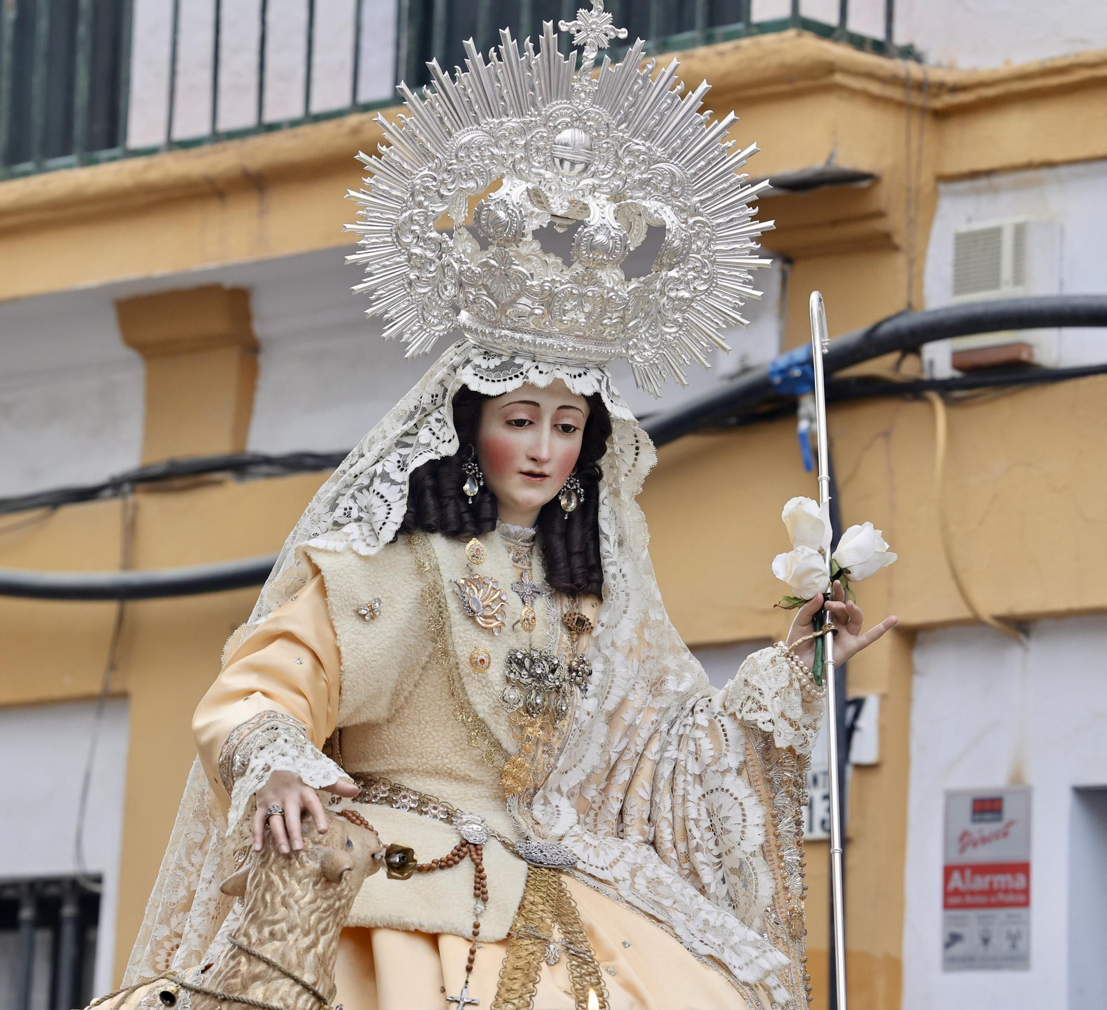 El traslado de la Pastora de Santa Marina a la parroquia de San Pedro, en imágenes