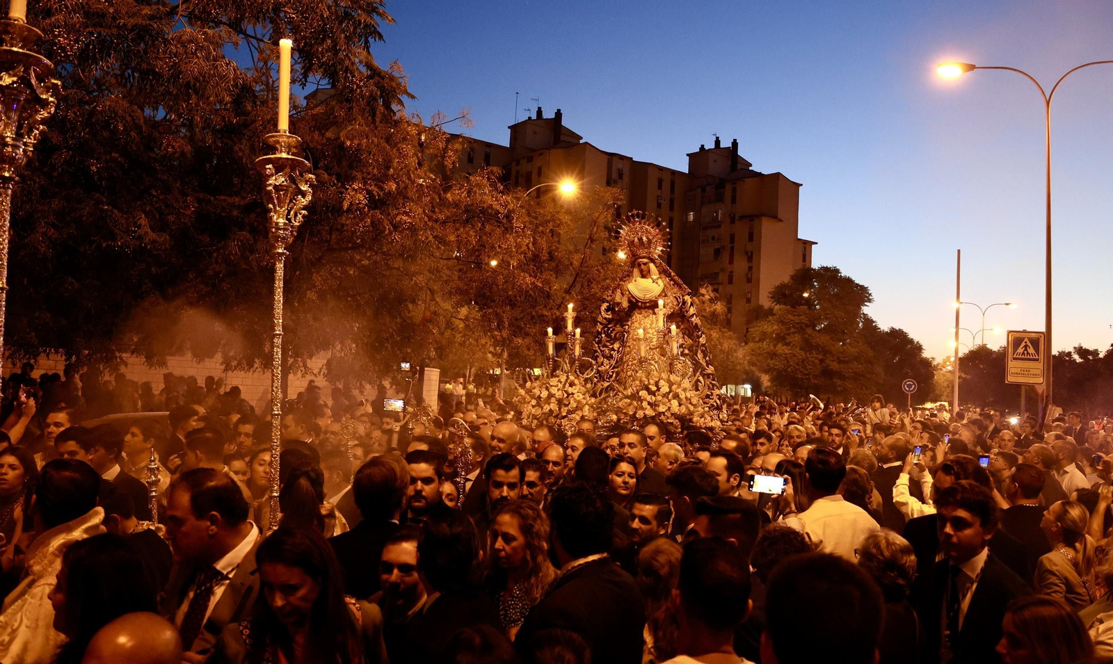Regreso de la Esperanza de Triana a su paso por el Hospital Infantil del Virgen del Rocío