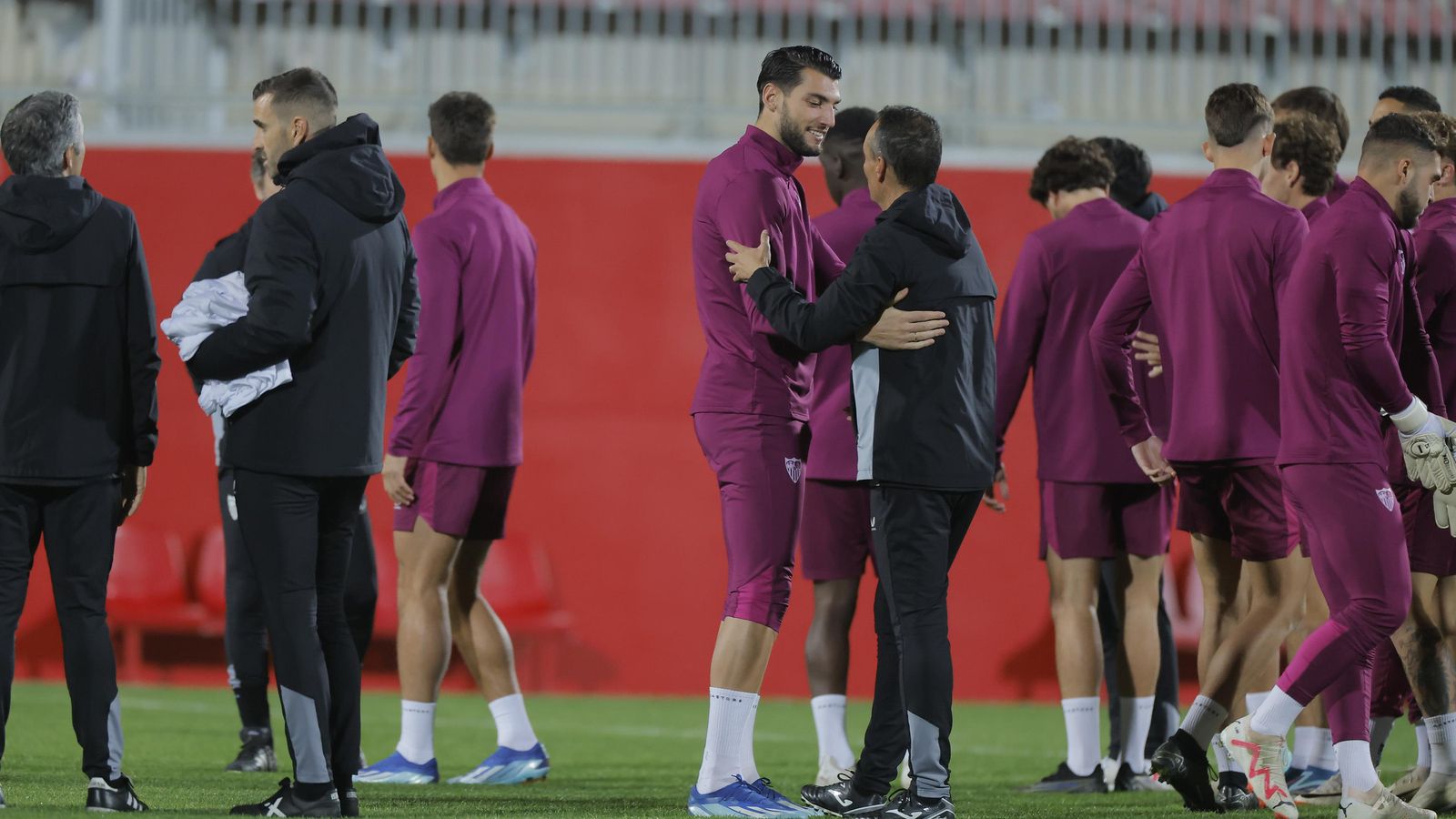 Rafa Mir saluda muy afablemente a José Luis Oltra en el primer entrenamiento de Quique.