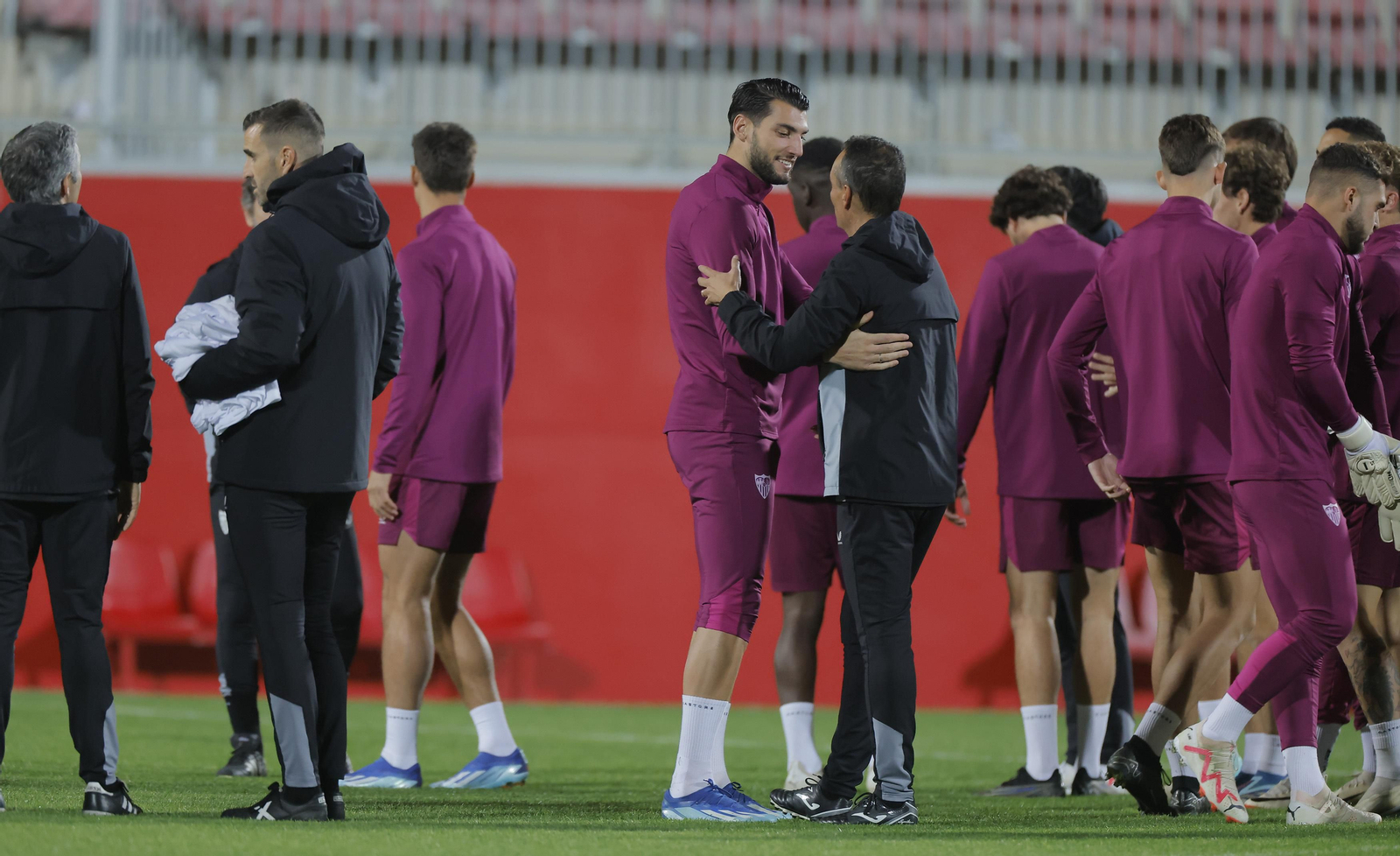 Rafa Mir saluda muy afablemente a José Luis Oltra en el primer entrenamiento de Quique.